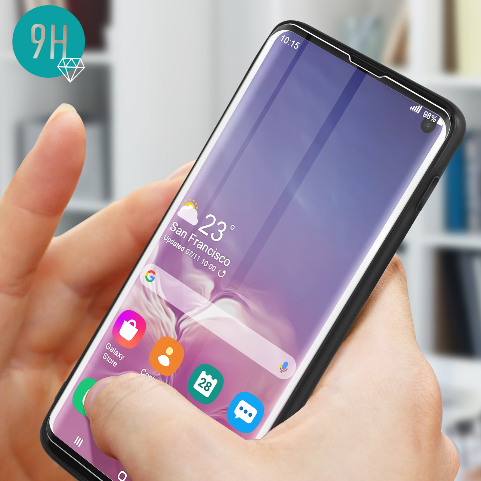 Viene mostrato un telefono con una protezione per lo schermo, tenuto in mano.