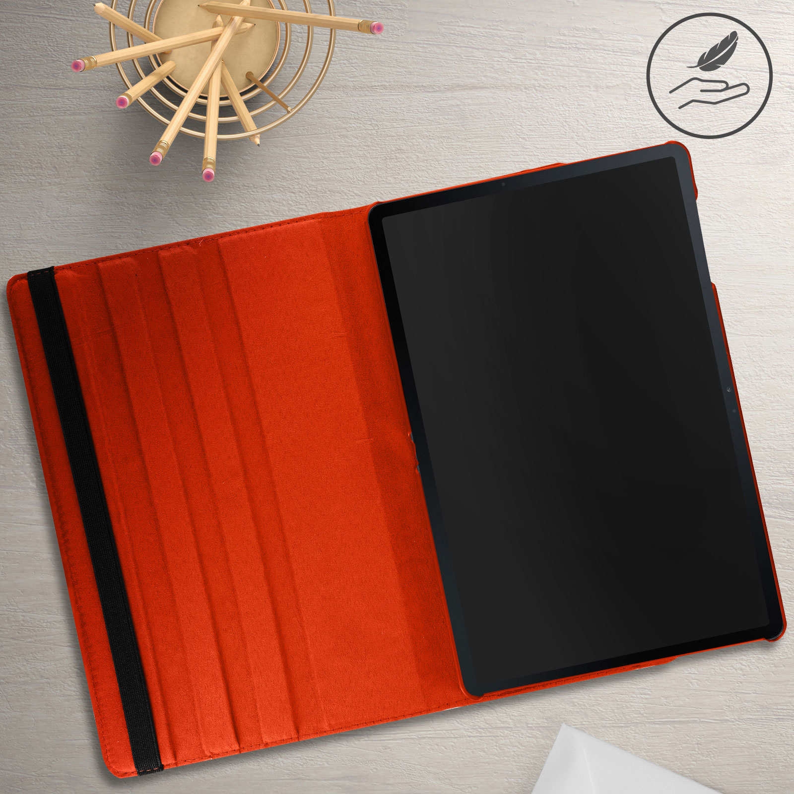 Tablet in una custodia arancione con matita e icona della piuma.