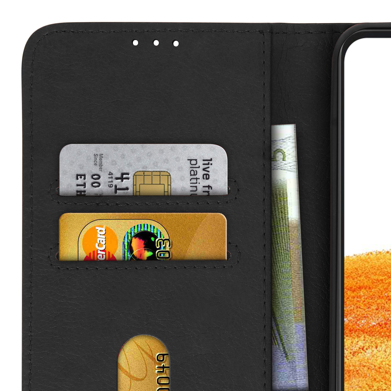 Une personne tenant une coque de téléphone vert menthe. L'arrière-plan est flou.