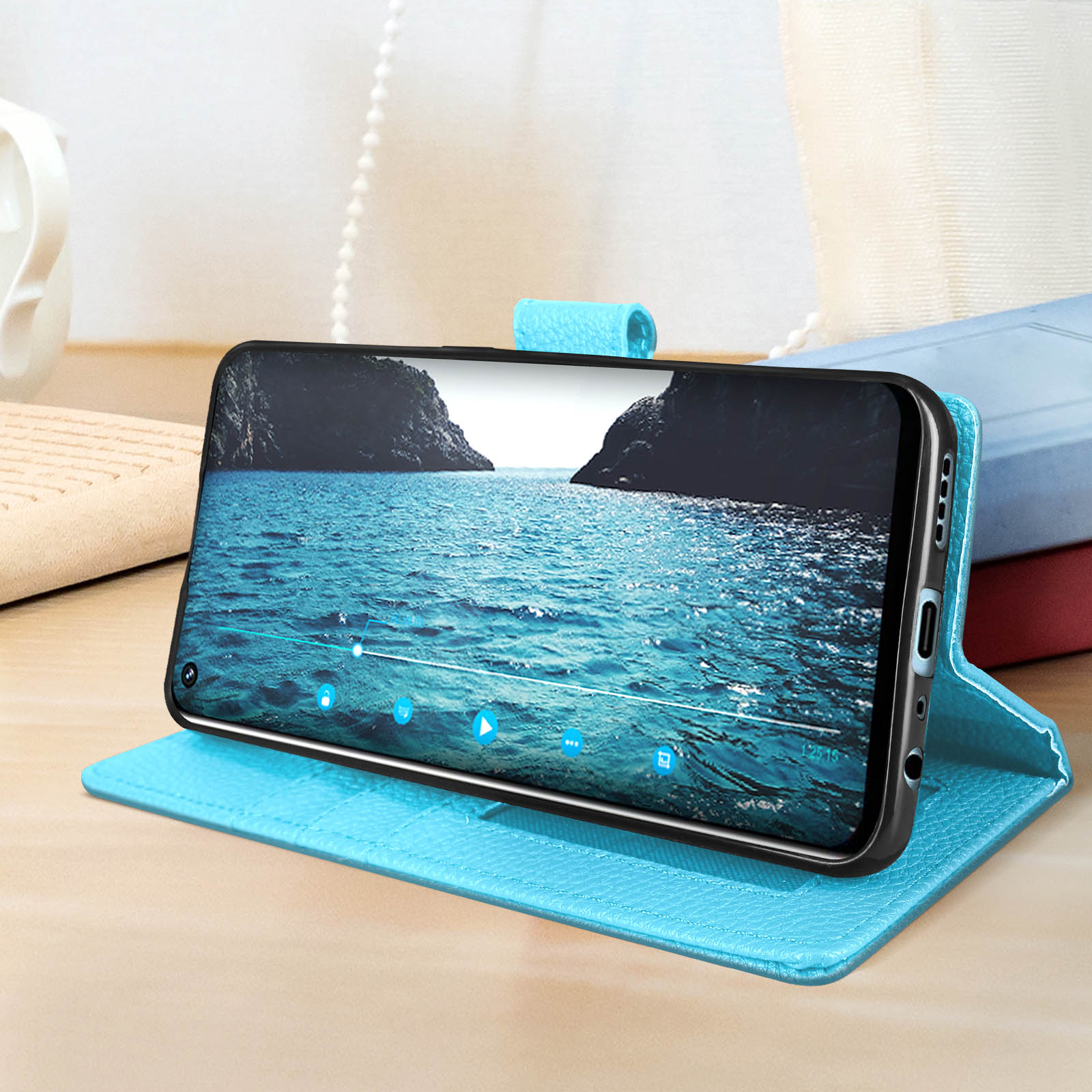 Un telefono in una custodia di pelle blu, che mostra un video sullo schermo.