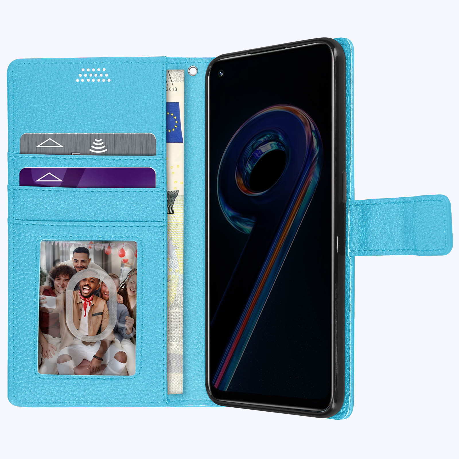 Mani che tengono una custodia blu con telefono e carte. Mostrata una foto di gruppo.