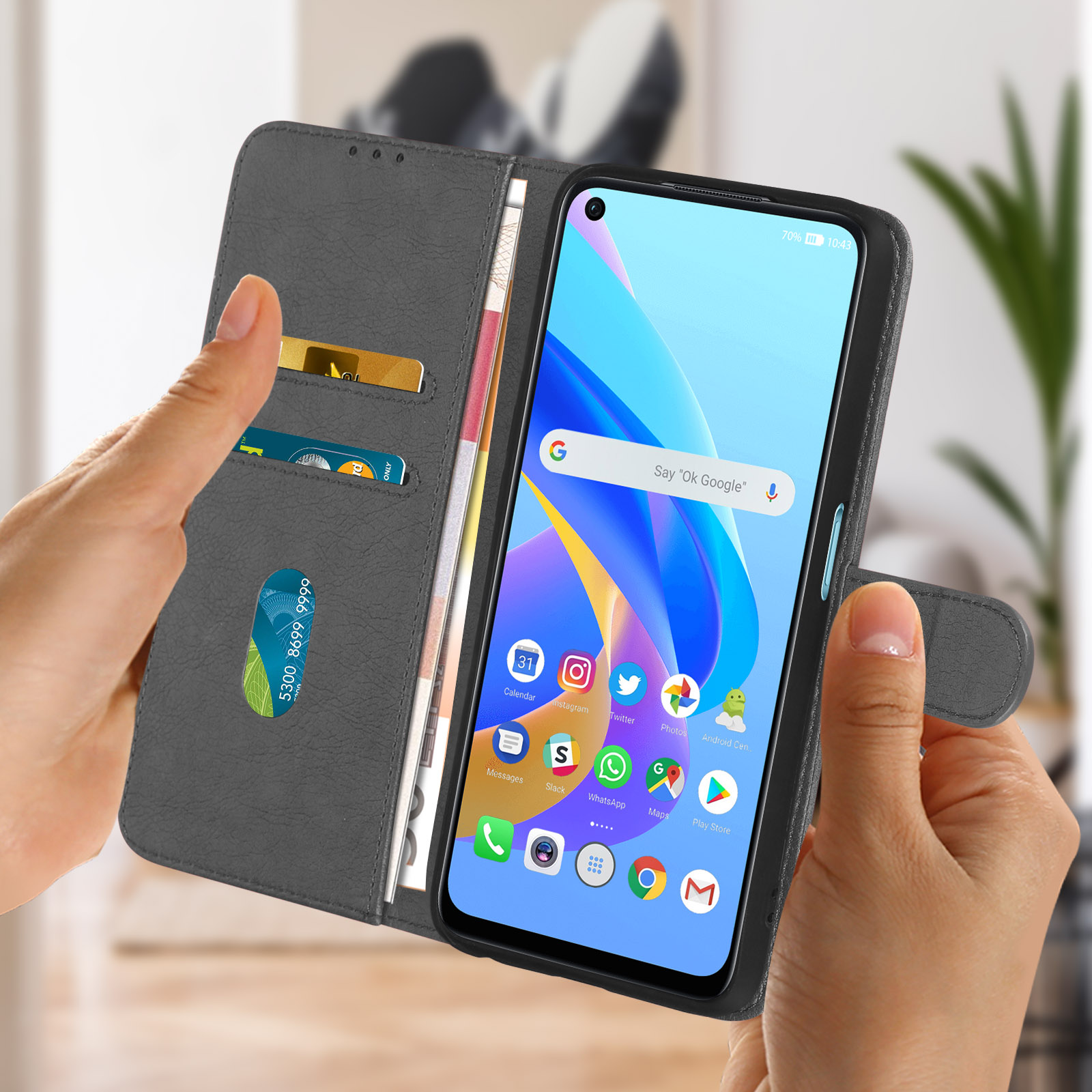 Mani che tengono aperta una custodia grigia per telefono con uno smartphone che mostra una schermata dell'app. Carta di credito visibile.