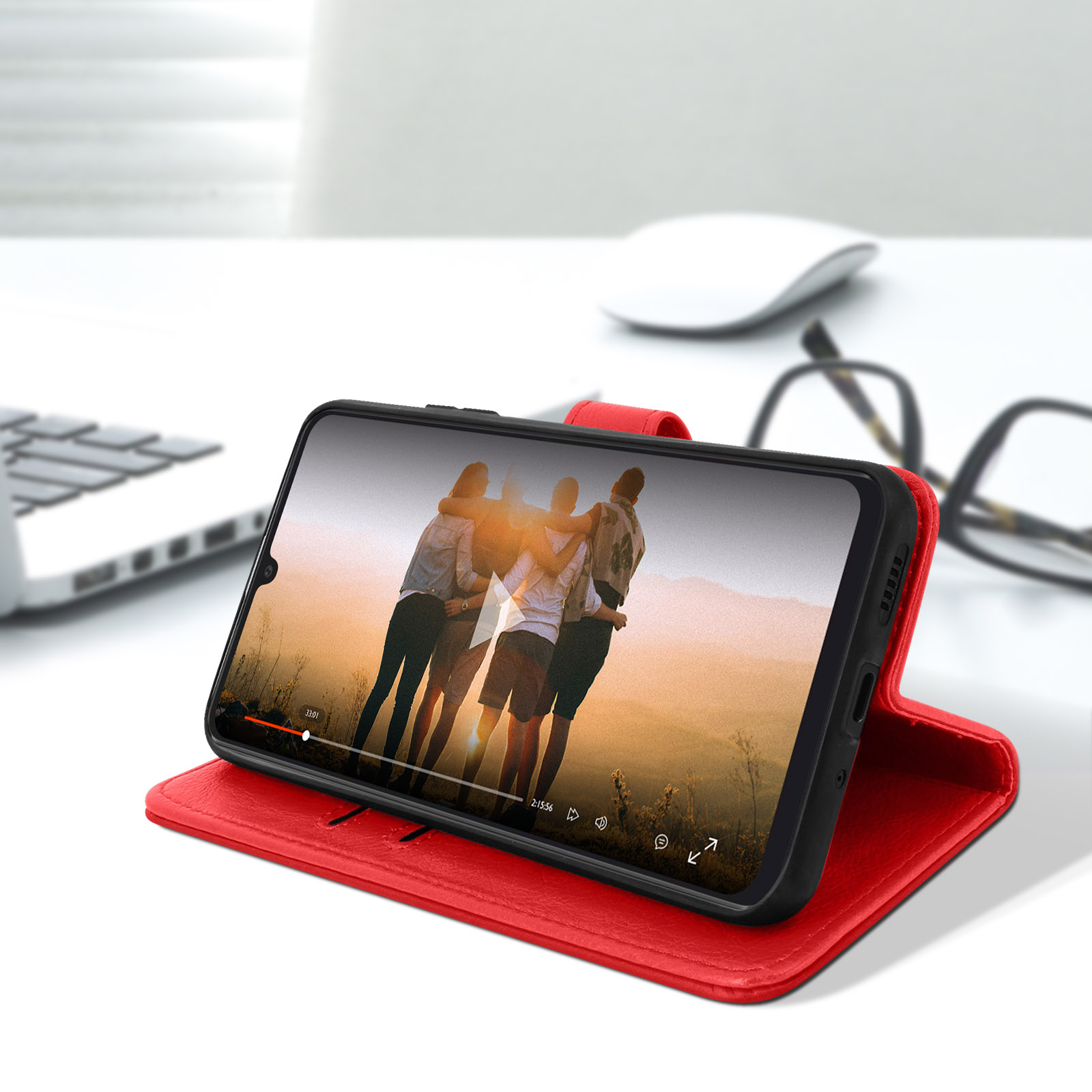 Étui de téléphone rouge affichant une vidéo de personnes. Sur un bureau blanc.