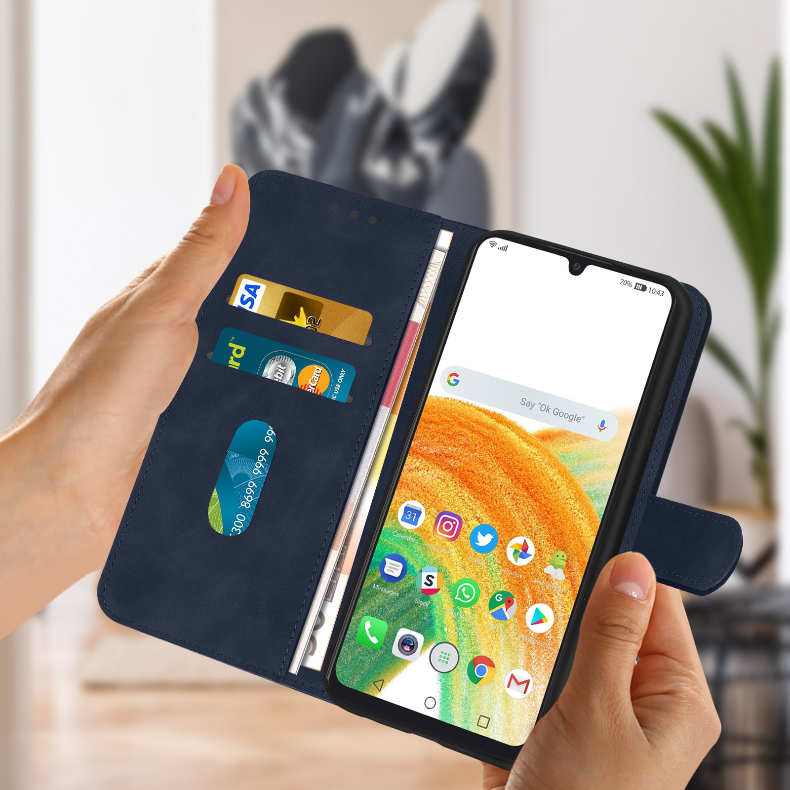 Mani che tengono una custodia blu con telefono. Mostra carte e contanti.