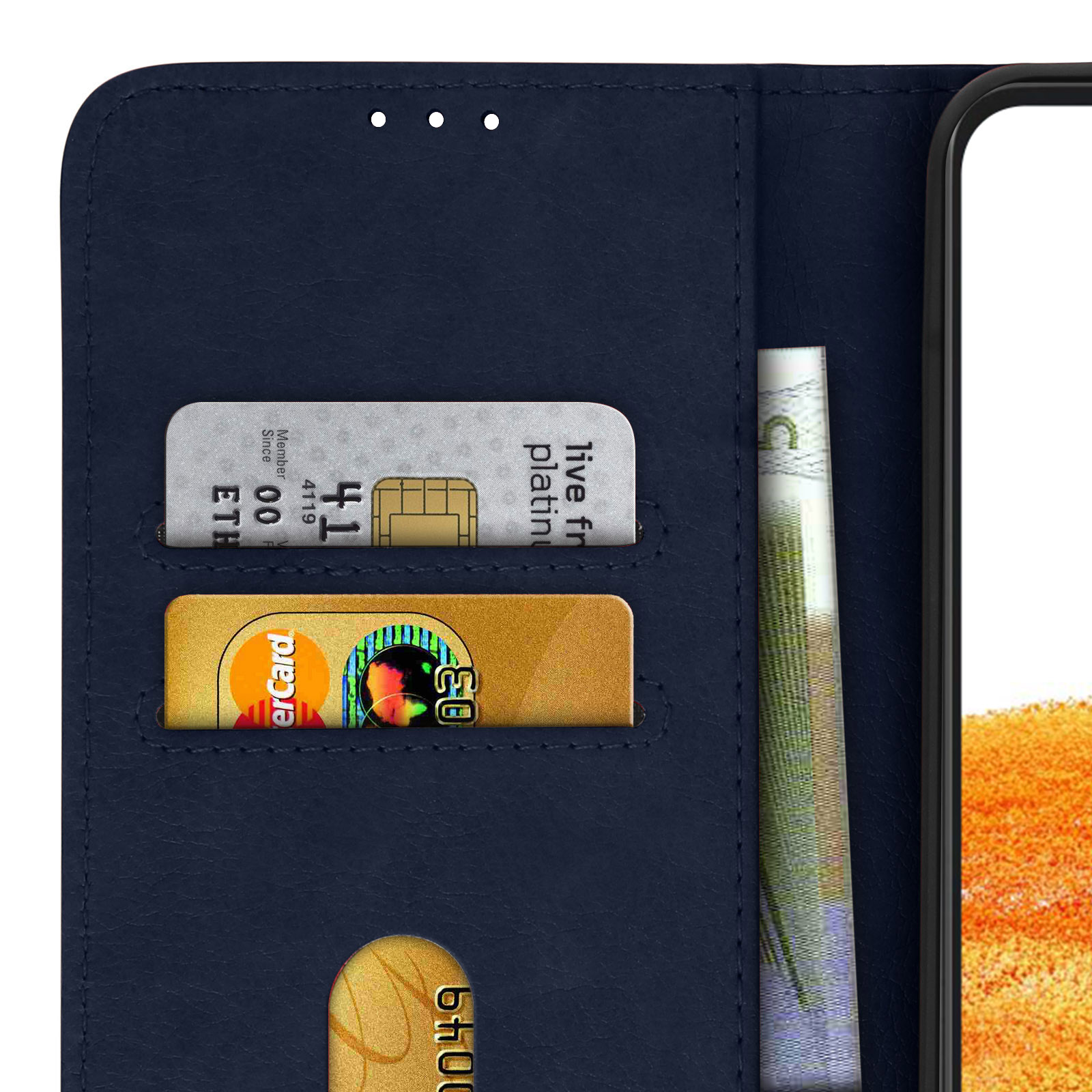 All'interno di una custodia a portafoglio per telefono con carte e contanti visibili.