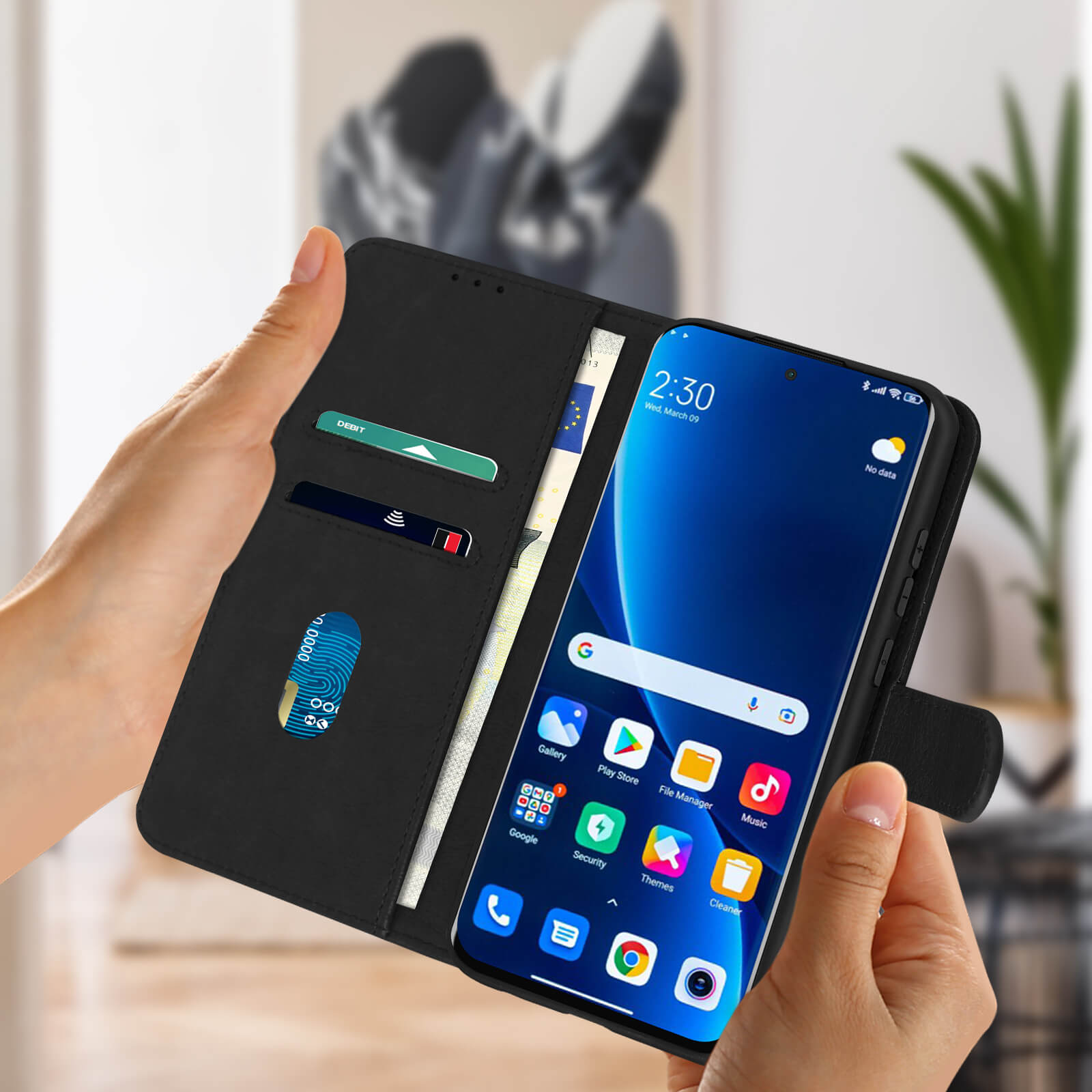 Een persoon die een telefoon in een hoes vasthoudt. De telefoon heeft een scherm met app-iconen.