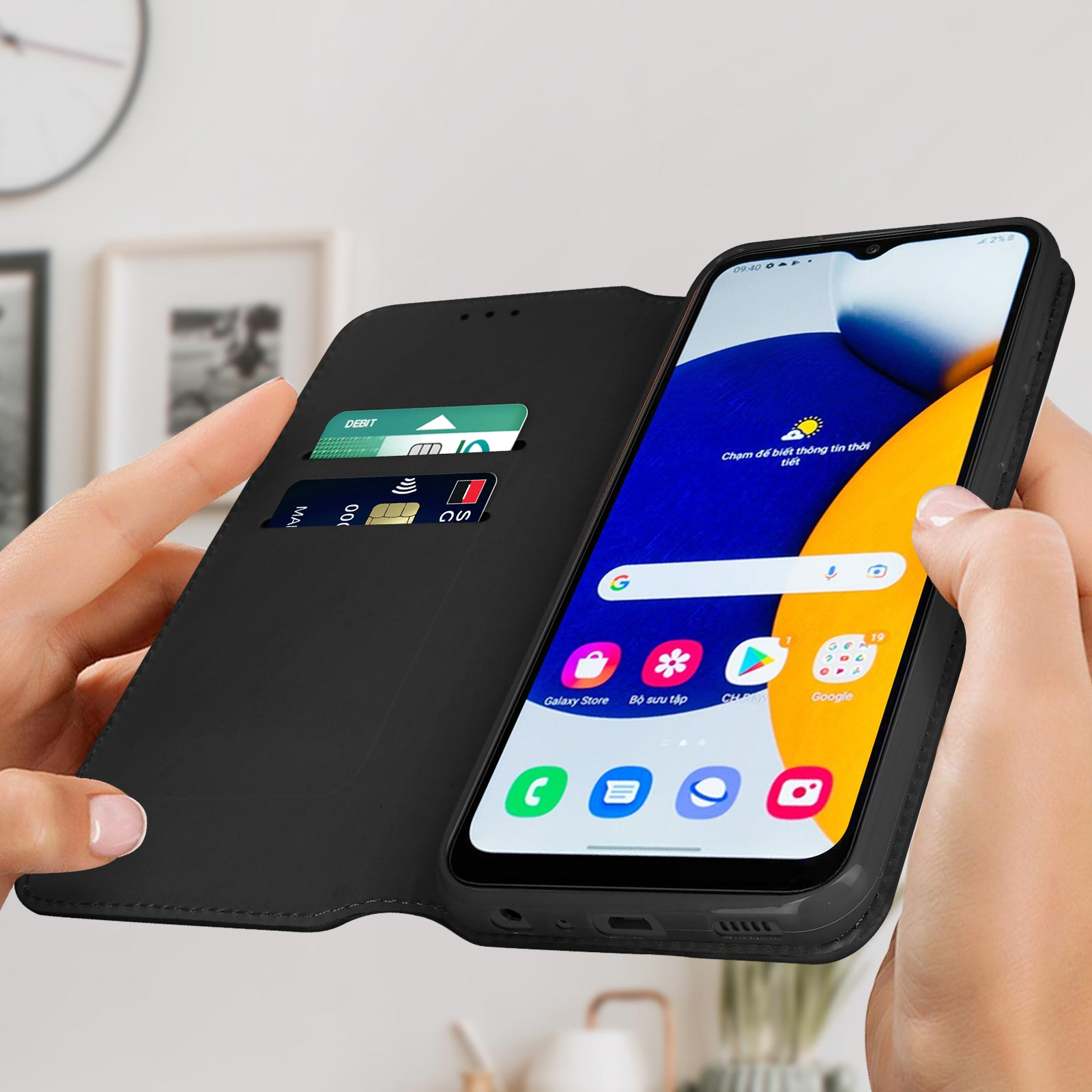 Schwarze Handyhülle mit Karten und sichtbarem Telefonbildschirm. Hände halten das Telefon.