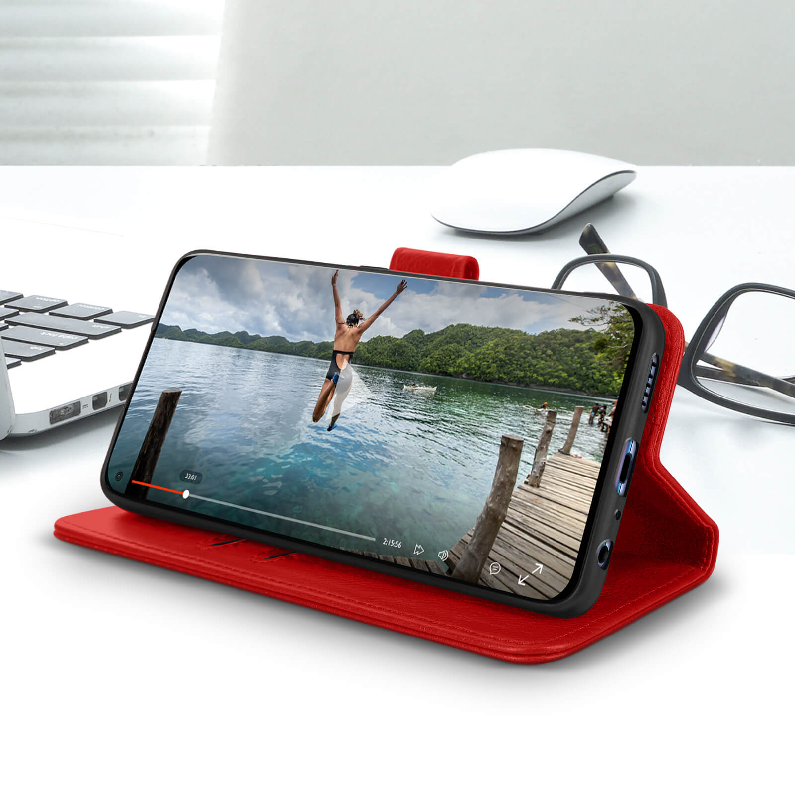Telefono mostra video di persona che salta in acqua, su custodia rossa aperta.