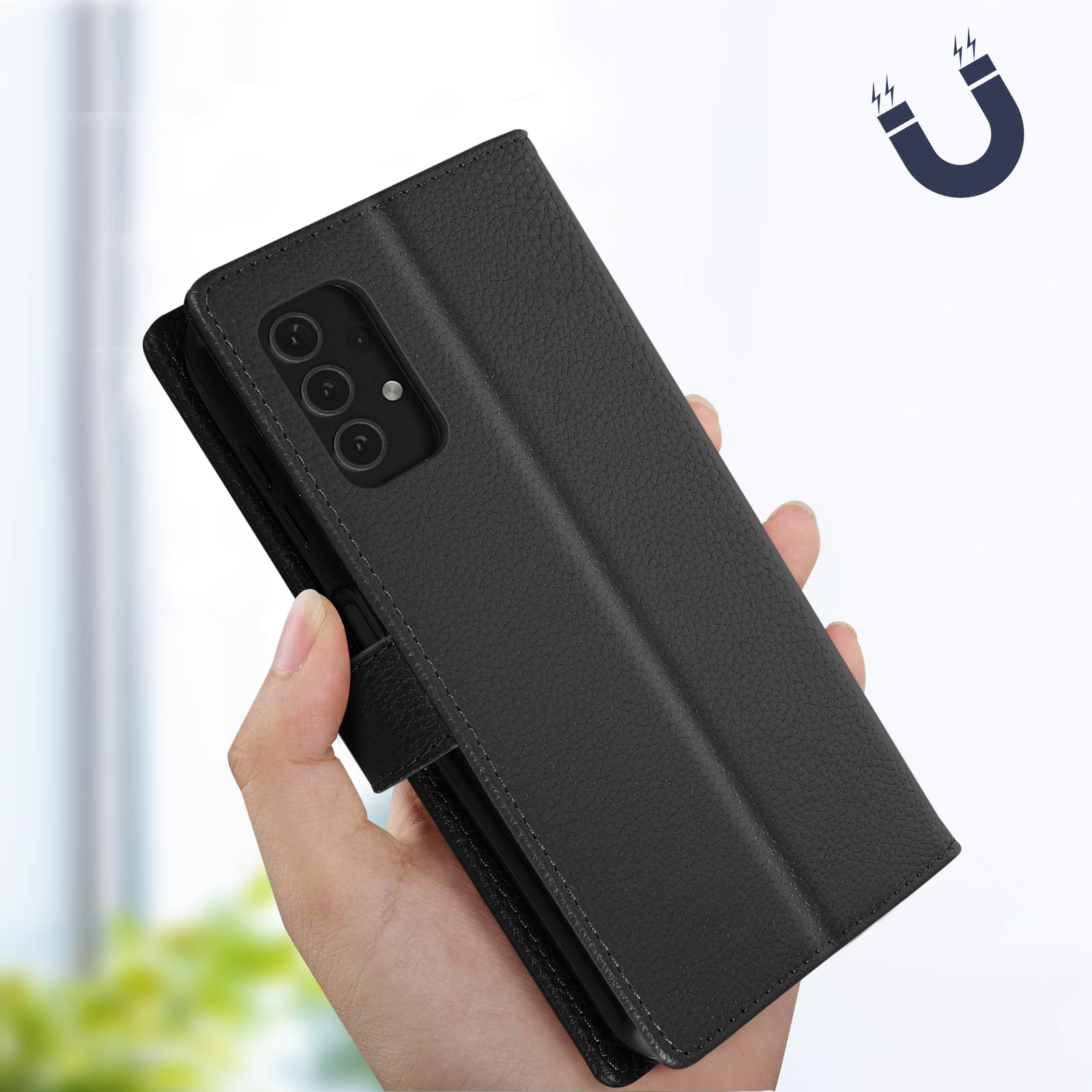 Una mano che tiene una custodia per telefono in pelle nera con un telefono all'interno. C'è un simbolo di magnete nelle vicinanze.
