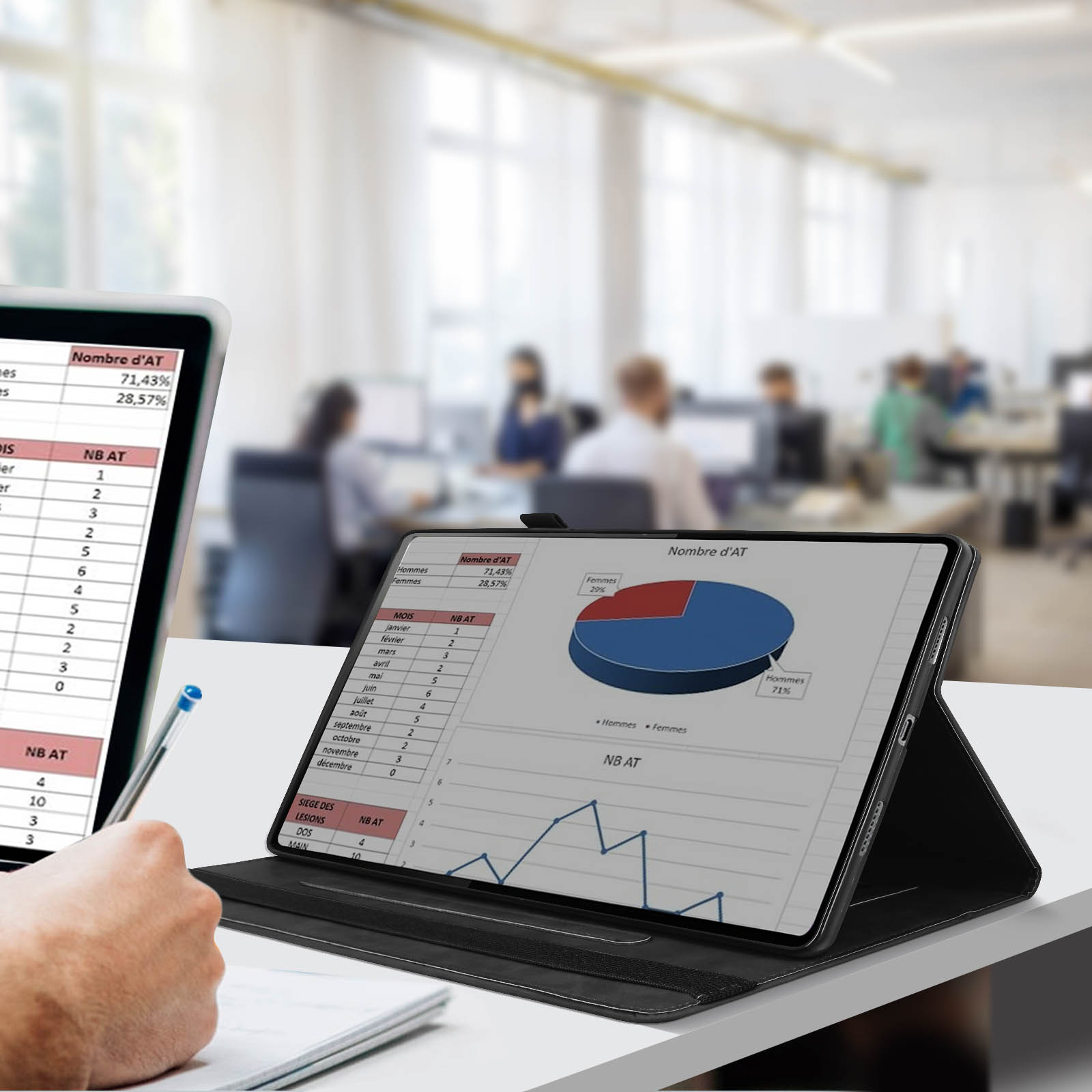 Tablet in una custodia nera che mostra un grafico, con una penna e un laptop sullo sfondo.
