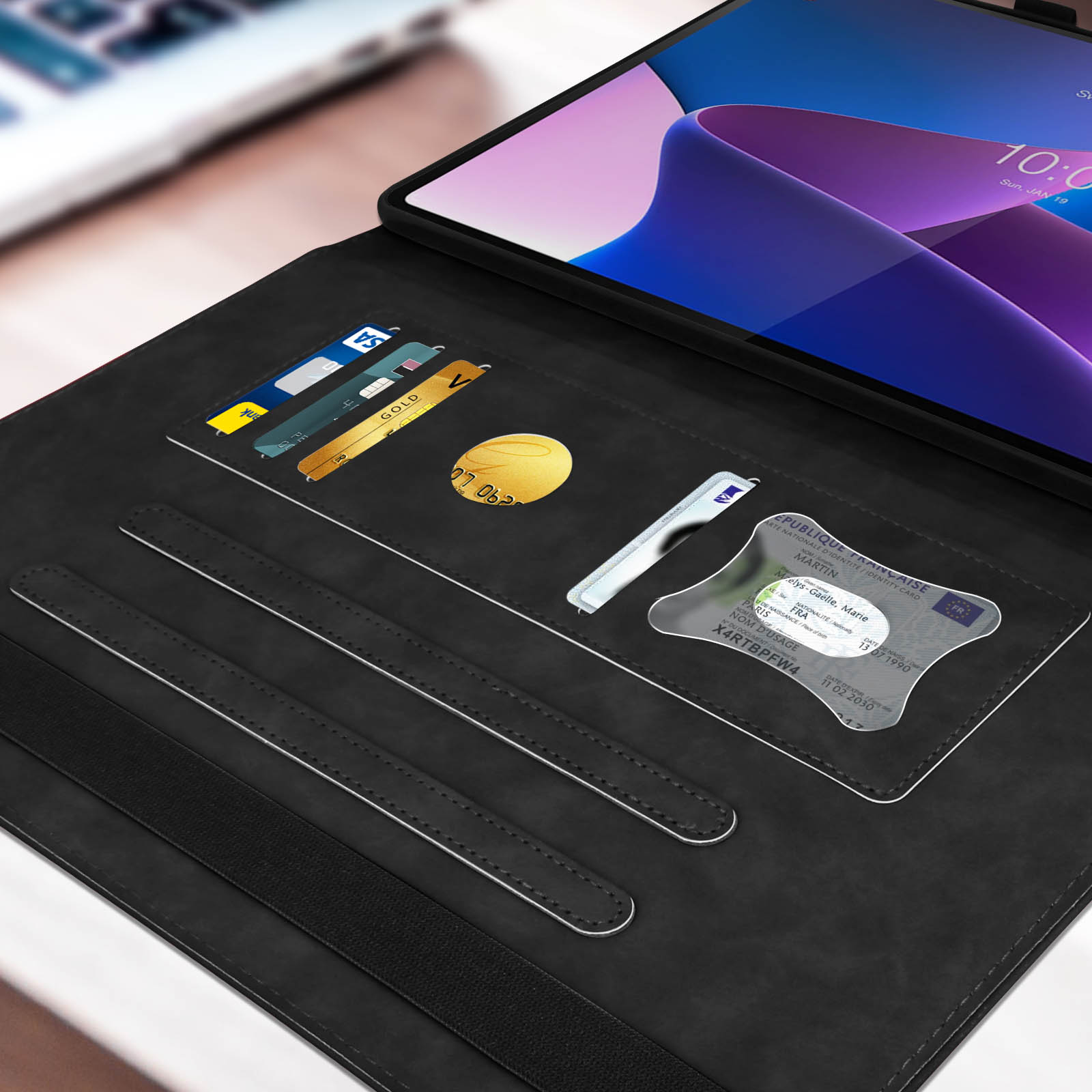 Un tablet è all'interno di una custodia nera. Carte e un passaporto sono nelle tasche della custodia.