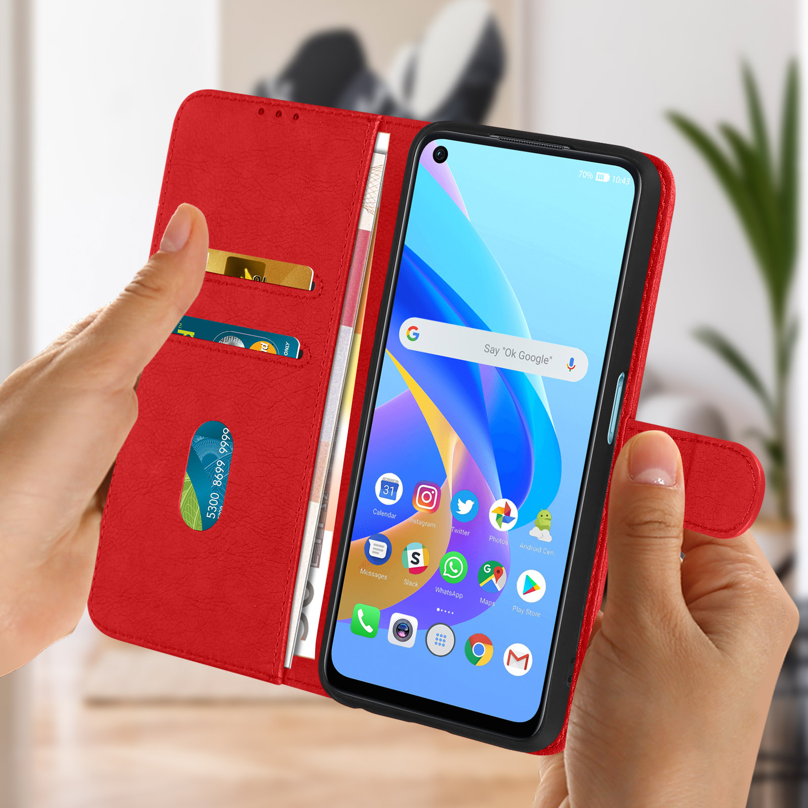 Een rode telefoonhoes met een telefoon erin. Het telefoonscherm toont apps en een blauwe achtergrond.