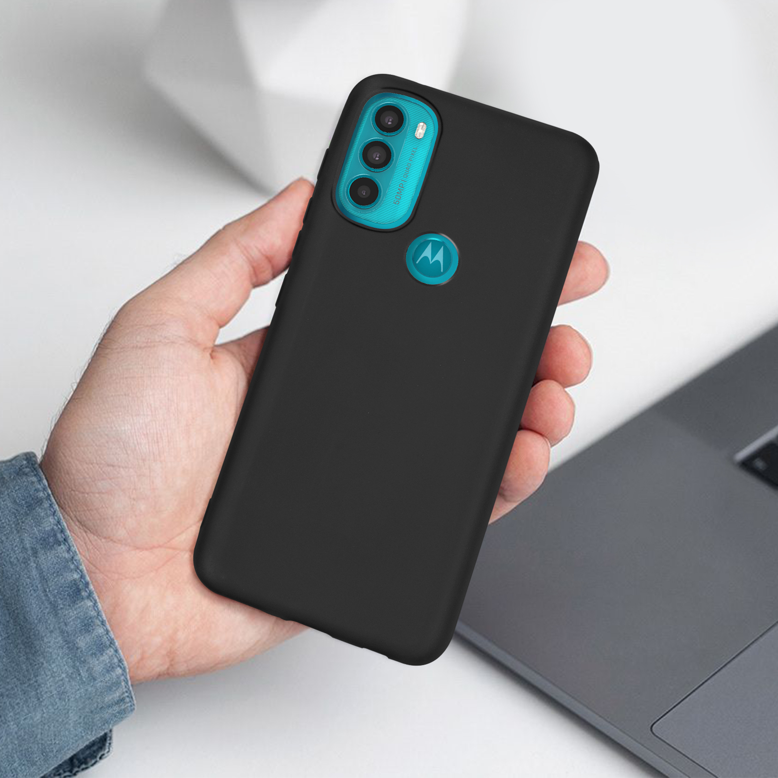 Custodia per telefono nera con telefono all'interno. La parte posteriore ha tre fotocamere e un logo.