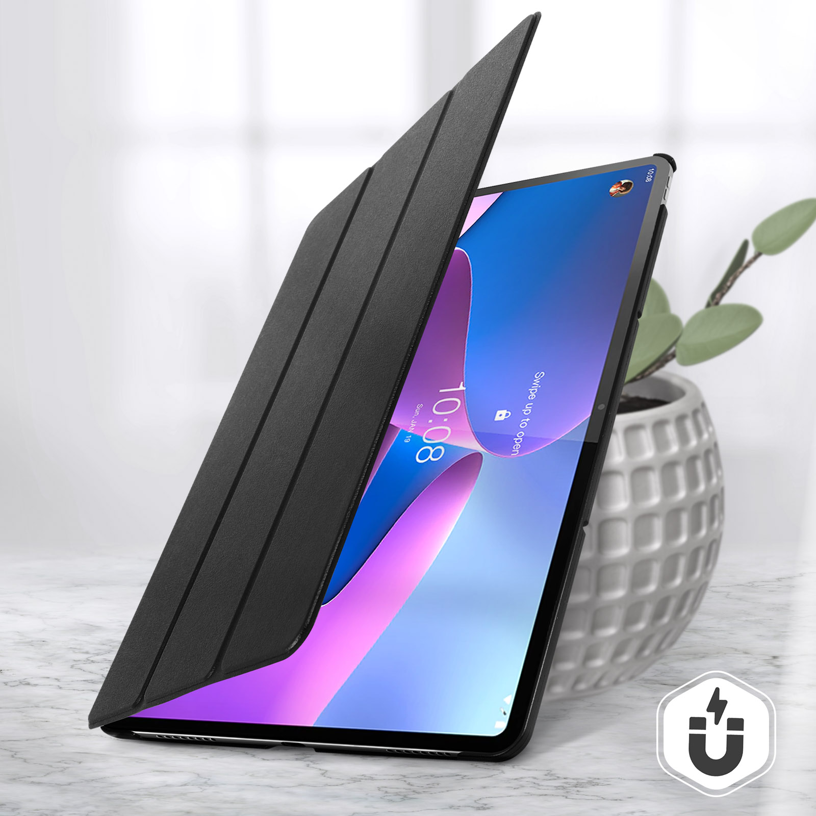 Un tablet nero con custodia, la custodia è aperta, mostrando lo schermo. Un vaso con pianta è di lato.