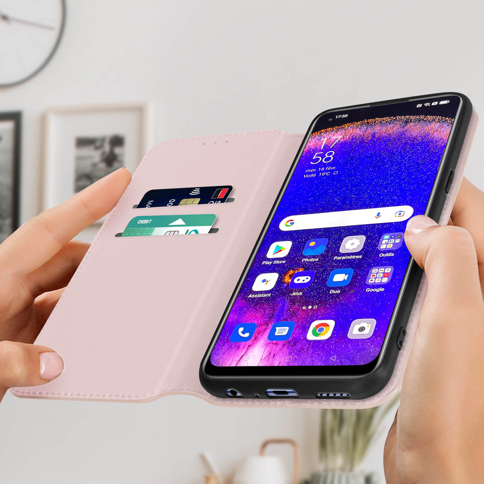 Una custodia per telefono rosa aperta che mostra un telefono con uno schermo. Lo sfondo è bianco.