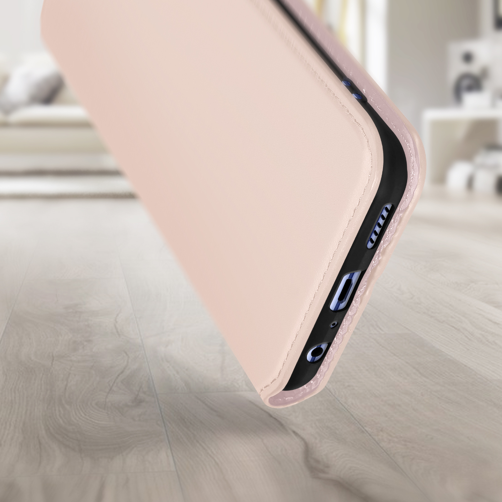 Primo piano della custodia del telefono, color rosa-beige. Le porte del telefono sono visibili.