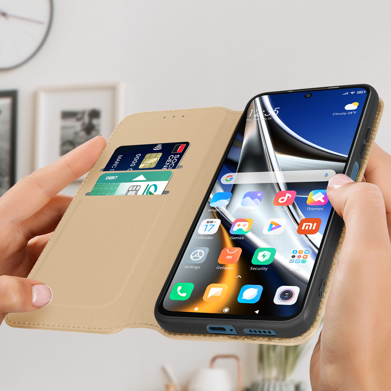 Un telefono con una carta di credito è esposto all'interno di una custodia color cuoio.