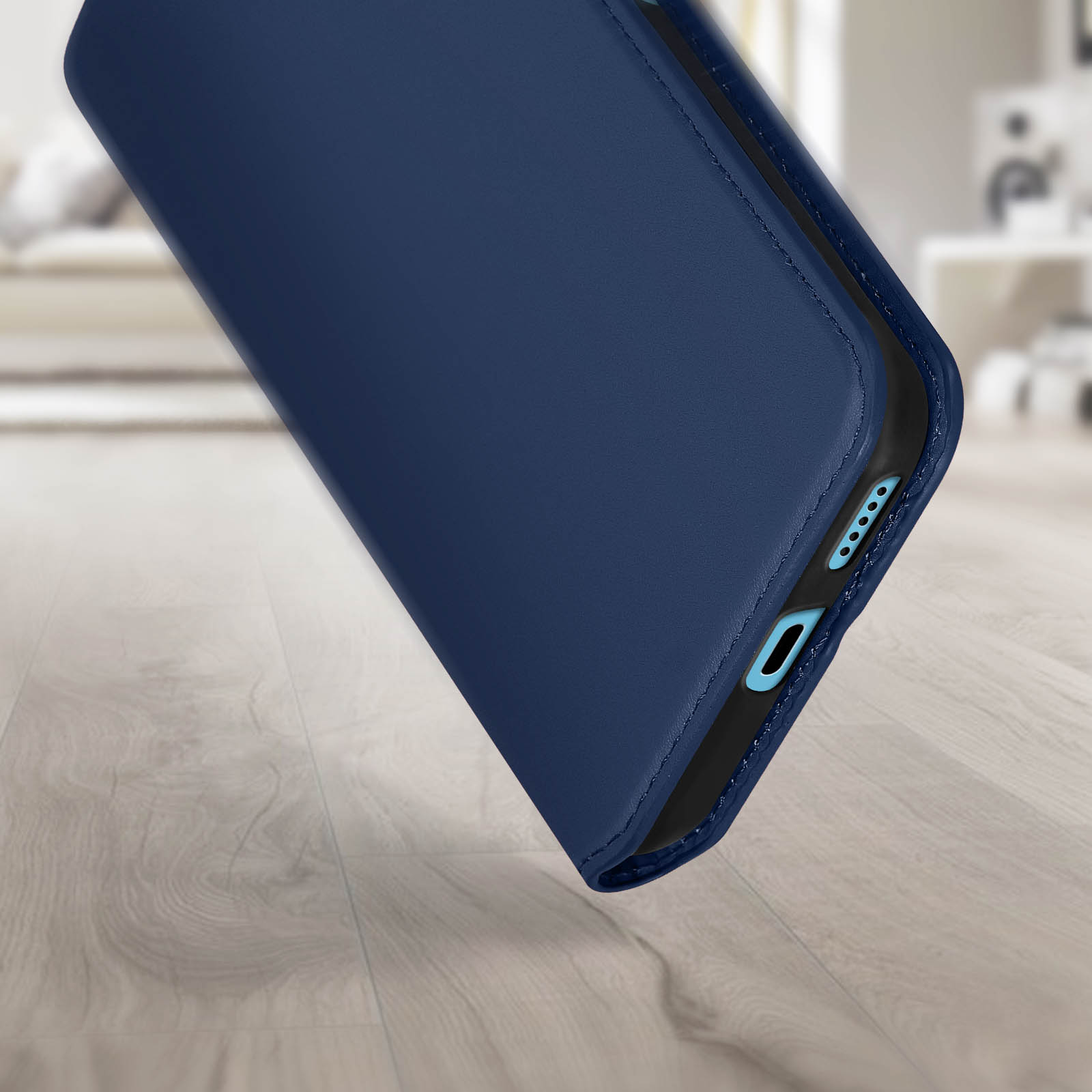 Blauwe telefoonhoes met flap, leertextuur. De telefoon zit erin, de hoes is gesloten.