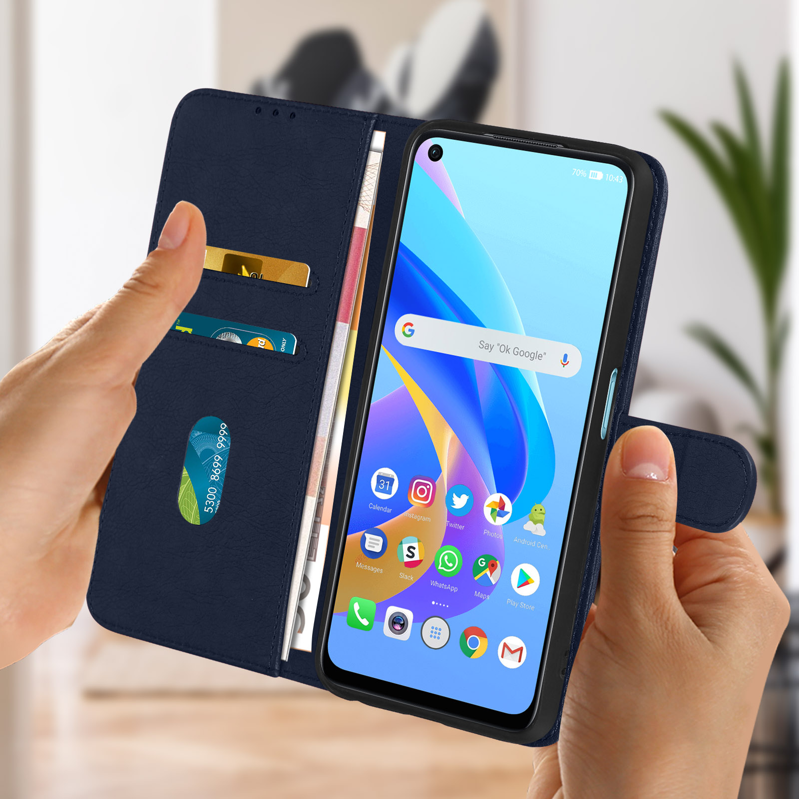 Une personne tient un étui de téléphone bleu avec un téléphone à l'intérieur. Une petite carte est visible.