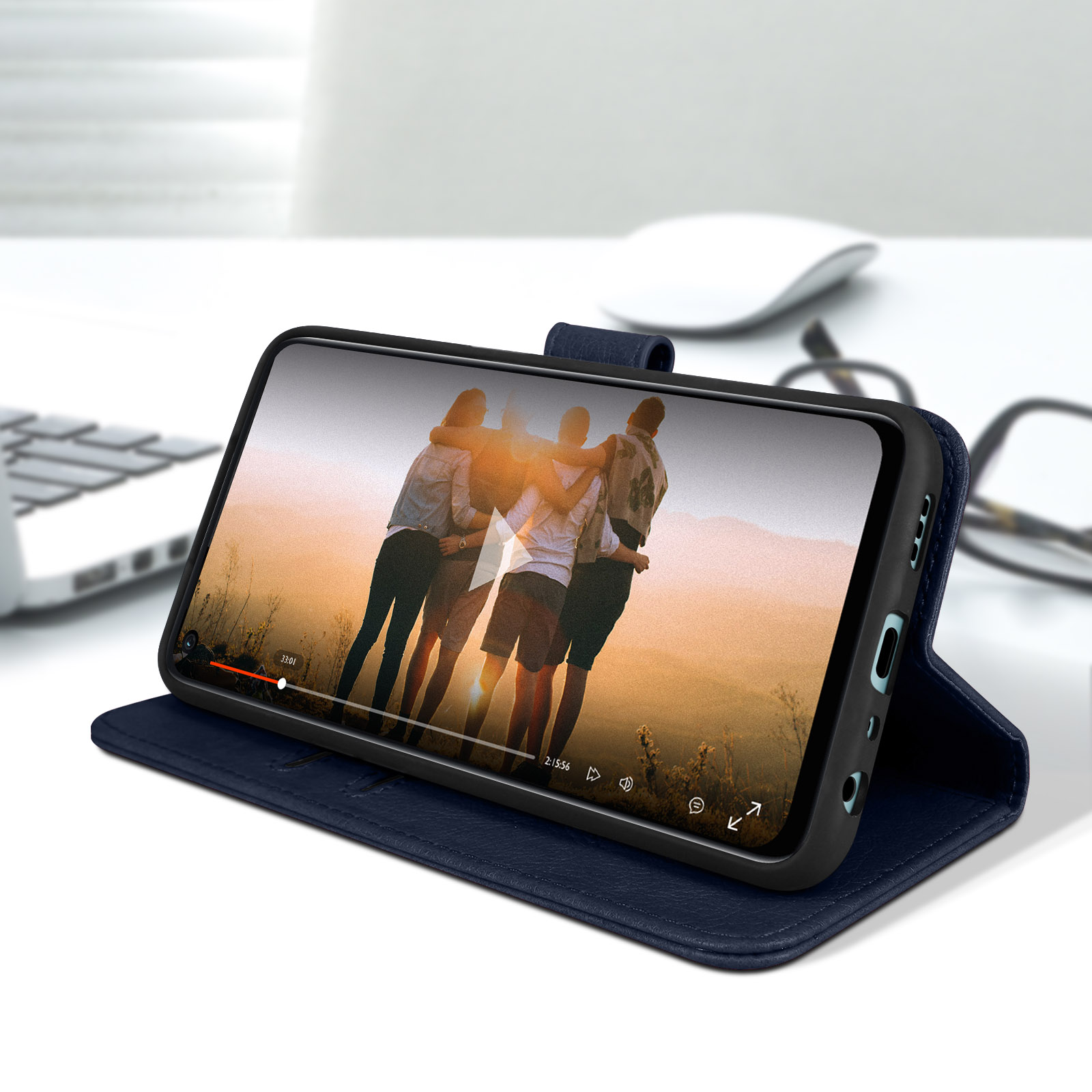 Téléphone dans un étui bleu affichant une vidéo de personnes. À côté d'un ordinateur portable et d'une souris.