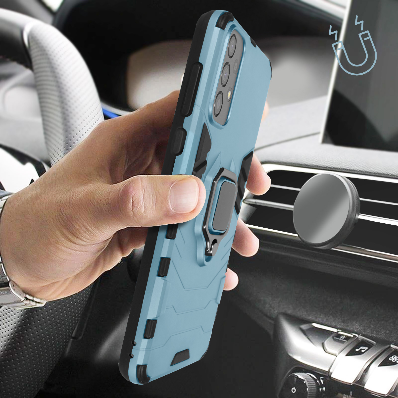 Mano che tiene un telefono con custodia blu in un'auto. Un supporto magnetico è vicino.