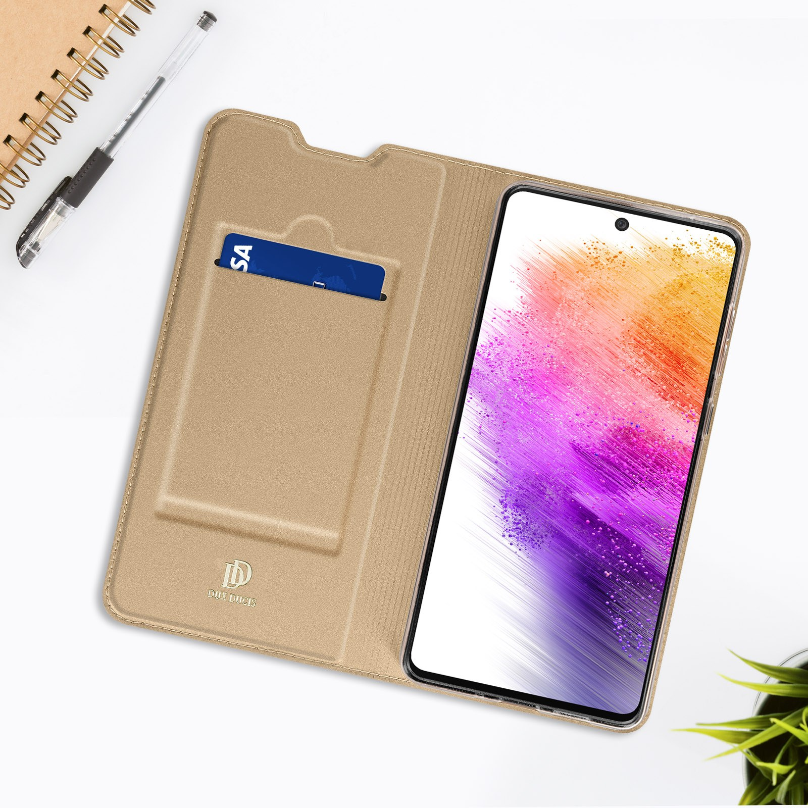 Custodia dorata con telefono e carta. Il telefono ha un display colorato.