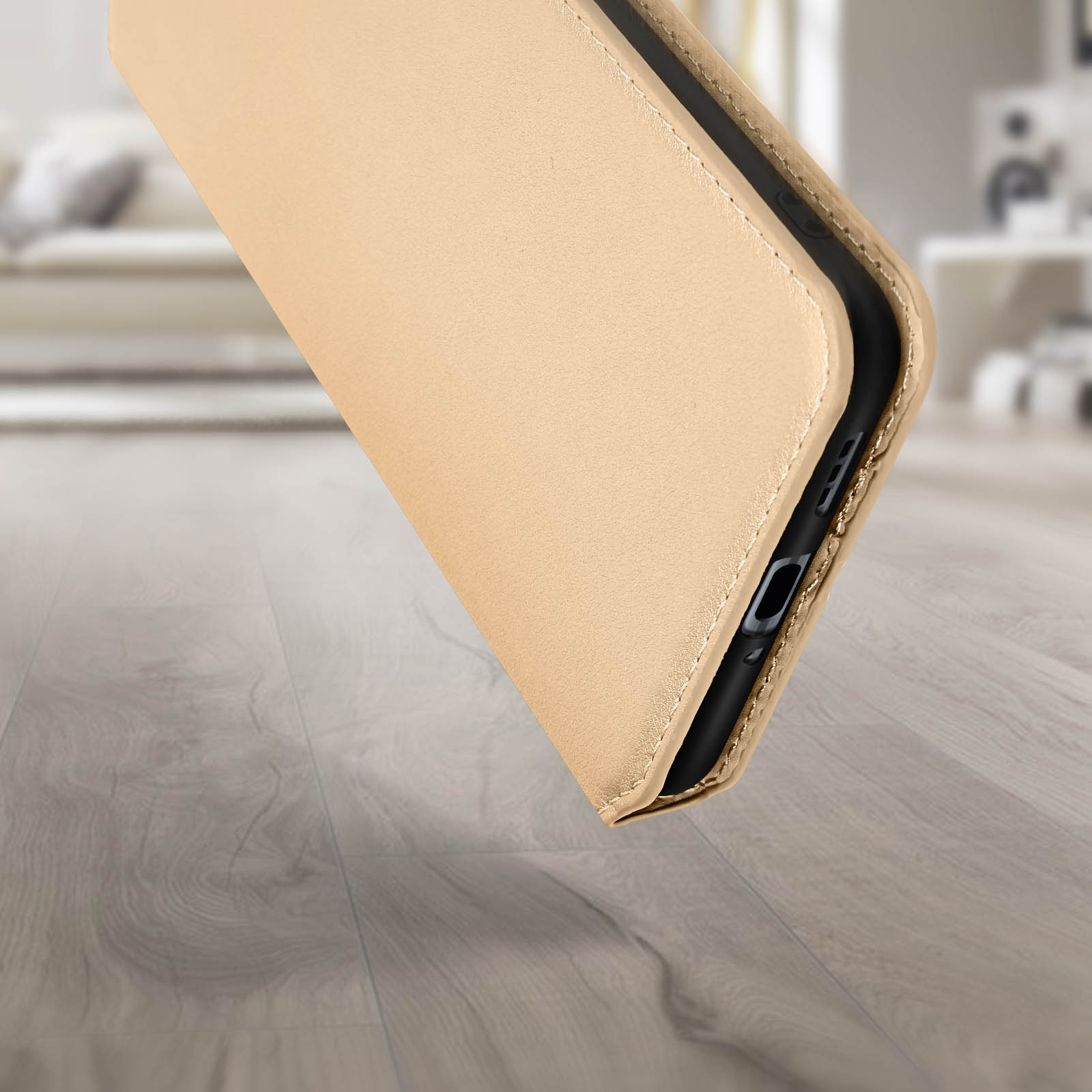 Custodia del telefono beige aperta, mostra il lato del telefono con la porta di ricarica. Sfondo sfocato.