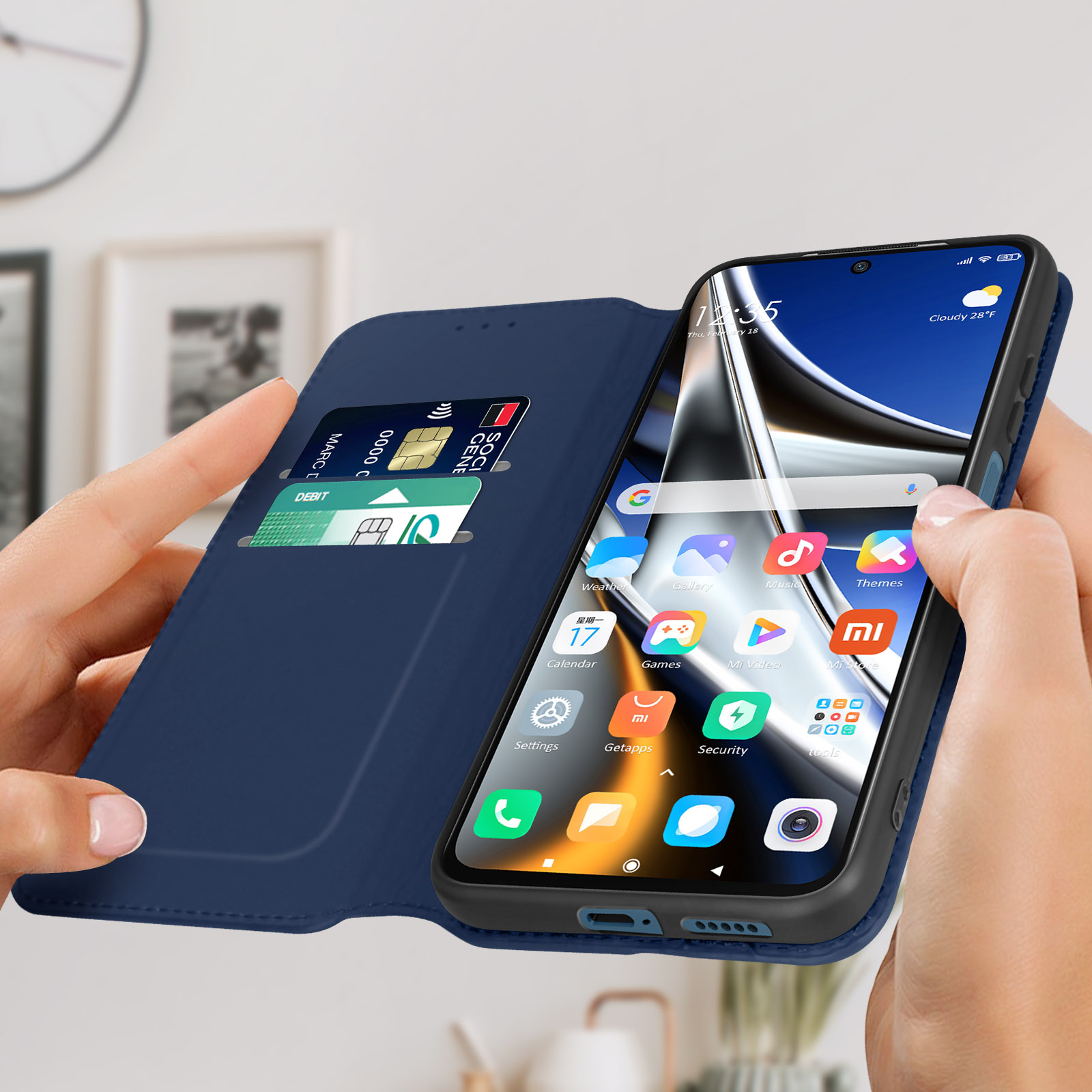 Telefono in custodia blu, aperto. Mostra fessure per carte di credito, schermo visibile.