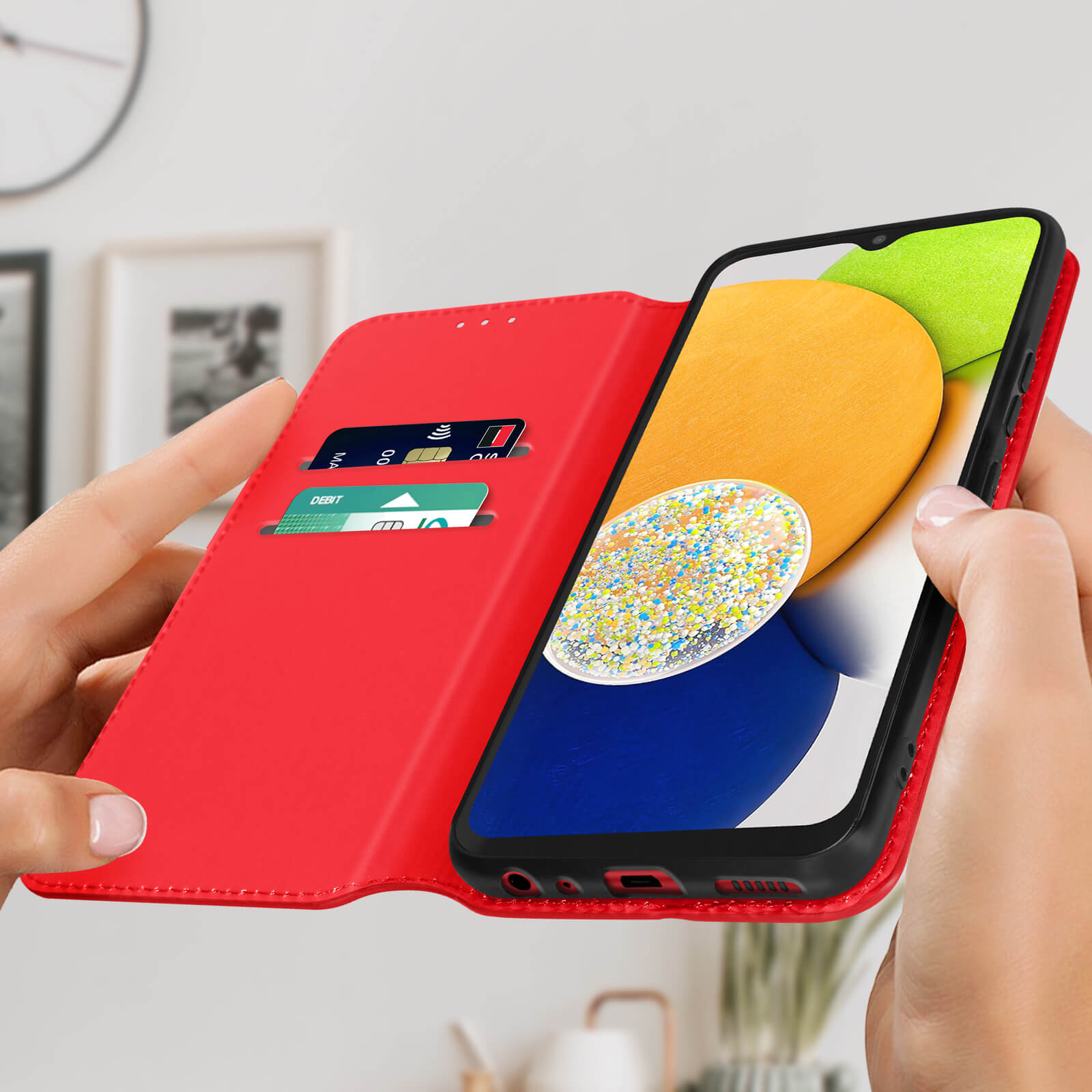Custodia rossa aperta con carte e telefono.