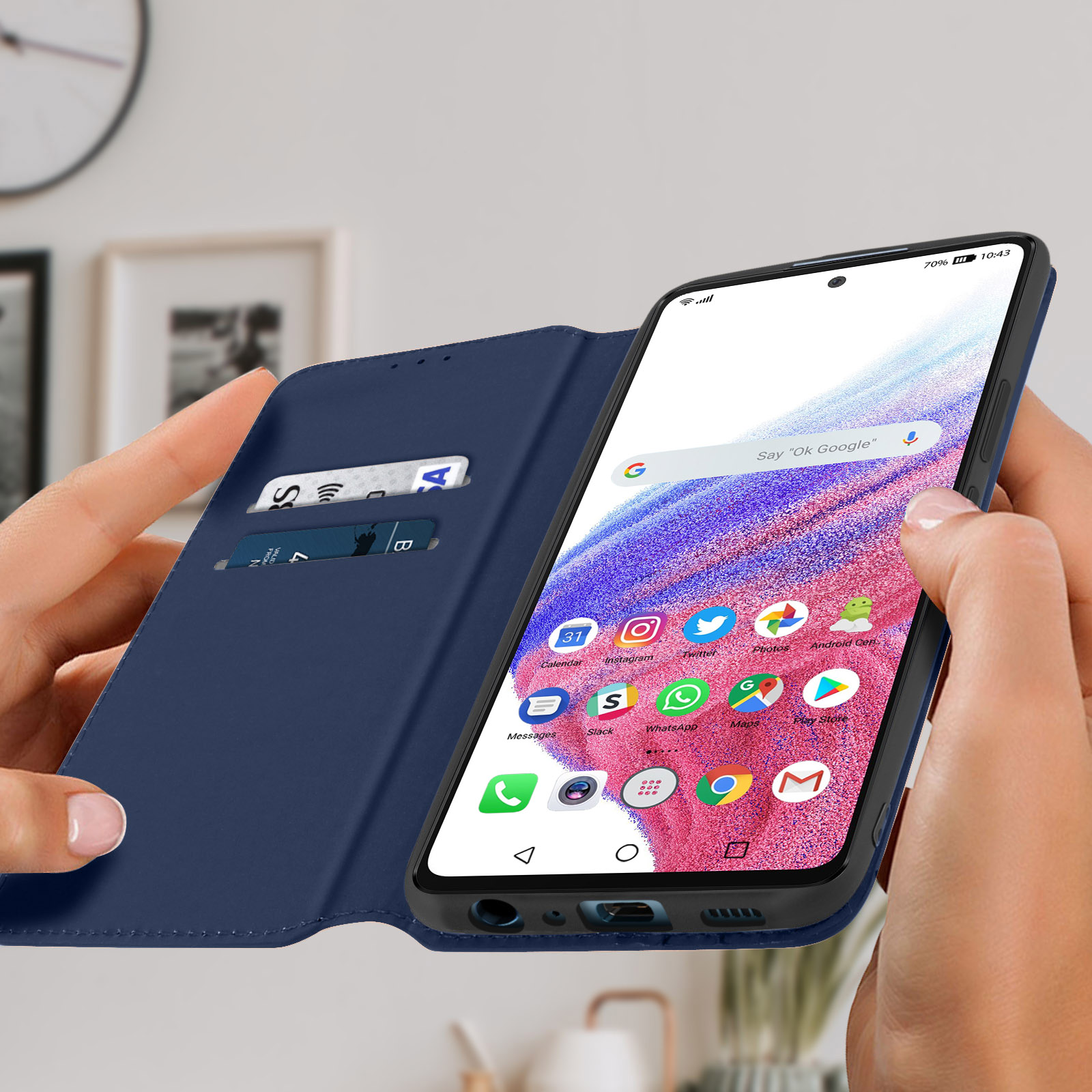 Persoon die een telefoon met open hoes vasthoudt. Telefoon heeft apps op het scherm.