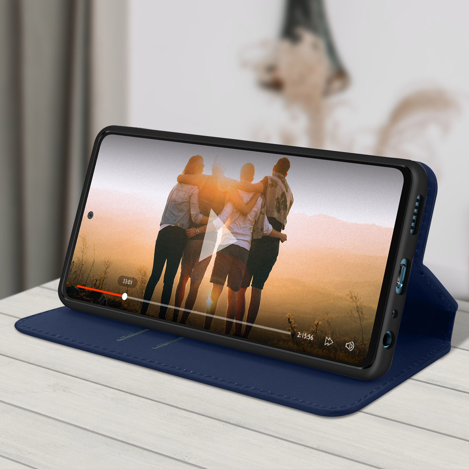 Telefoon met een video van mensen. Het zit in een blauwe telefoonhoes.