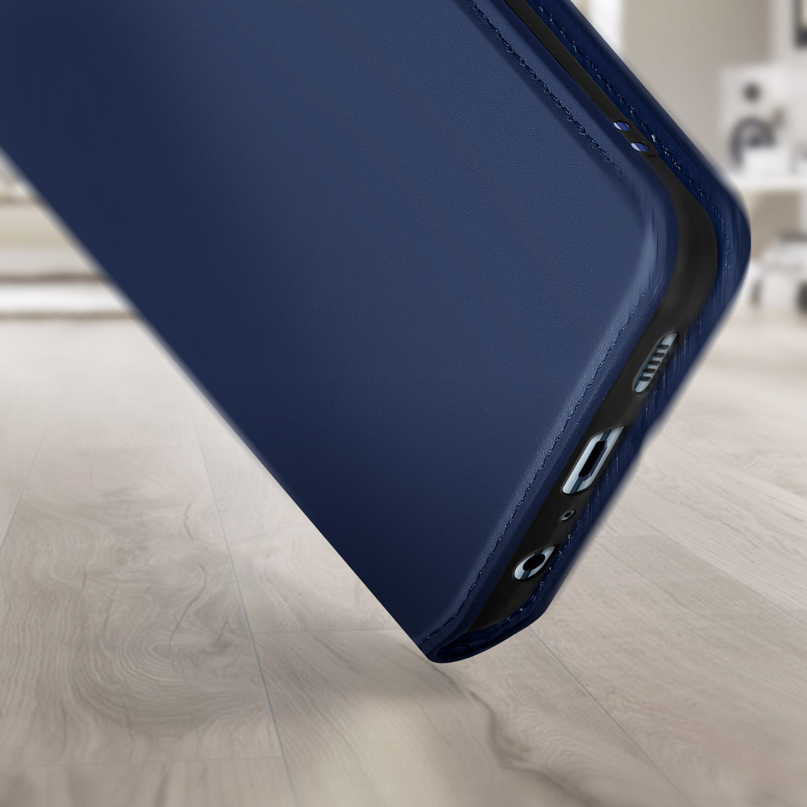 Blauwe telefoonhoes, schuine weergave. Donkerblauwe kleur. Houten oppervlak op de achtergrond.