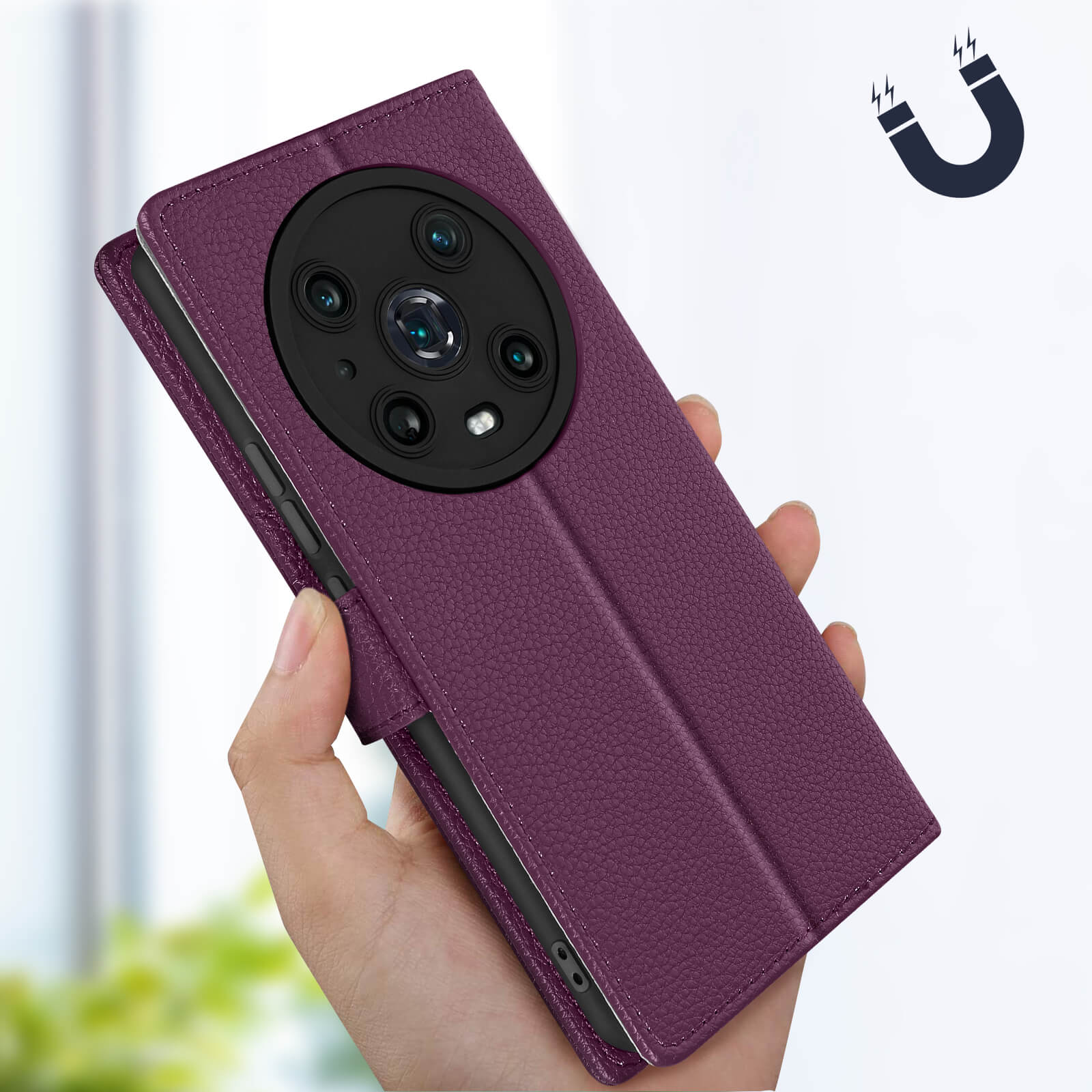 Custodia viola per telefono con ritagli per fotocamera. Mano che tiene la custodia. Sfondo bianco.