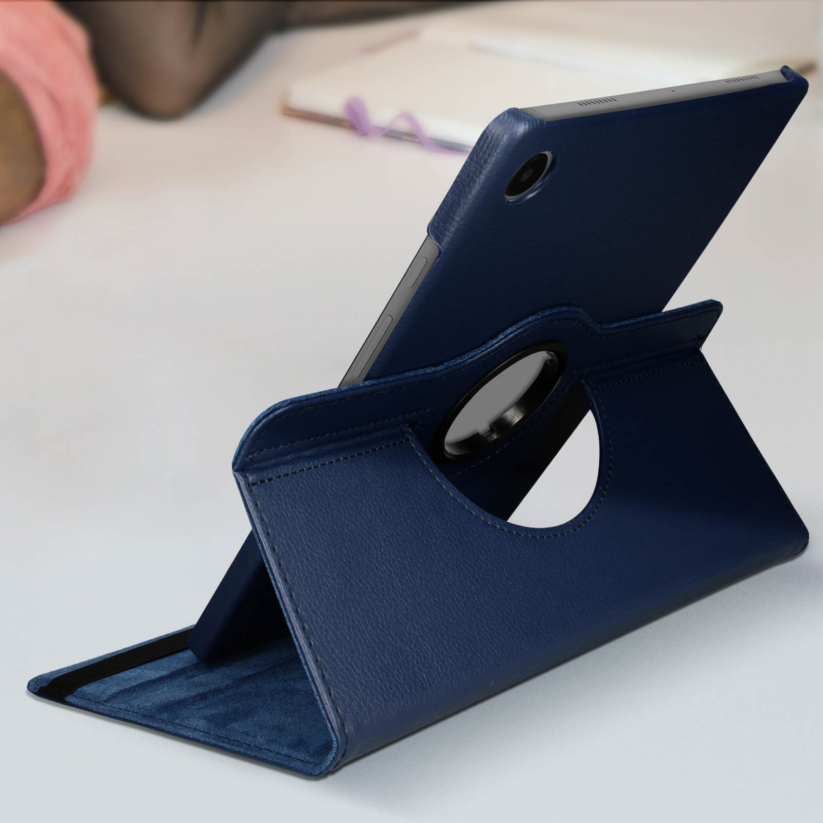 Tablet blu con supporto. Il tablet è in una custodia in pelle blu.