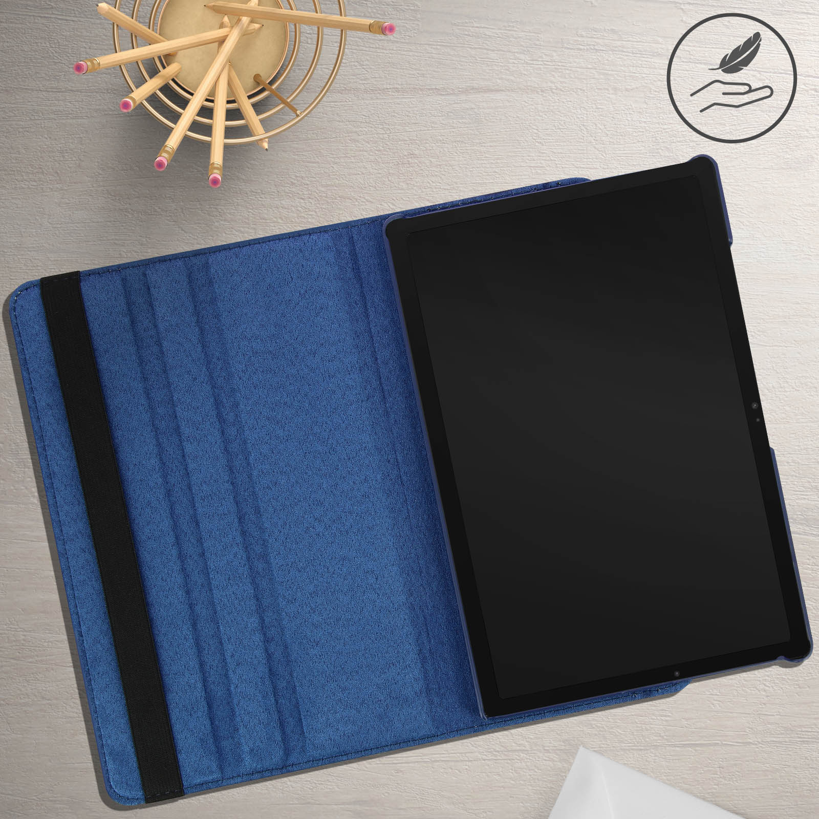Tablet in custodia blu su tavolo di legno. Matite e un'icona a forma di piuma sono visibili.
