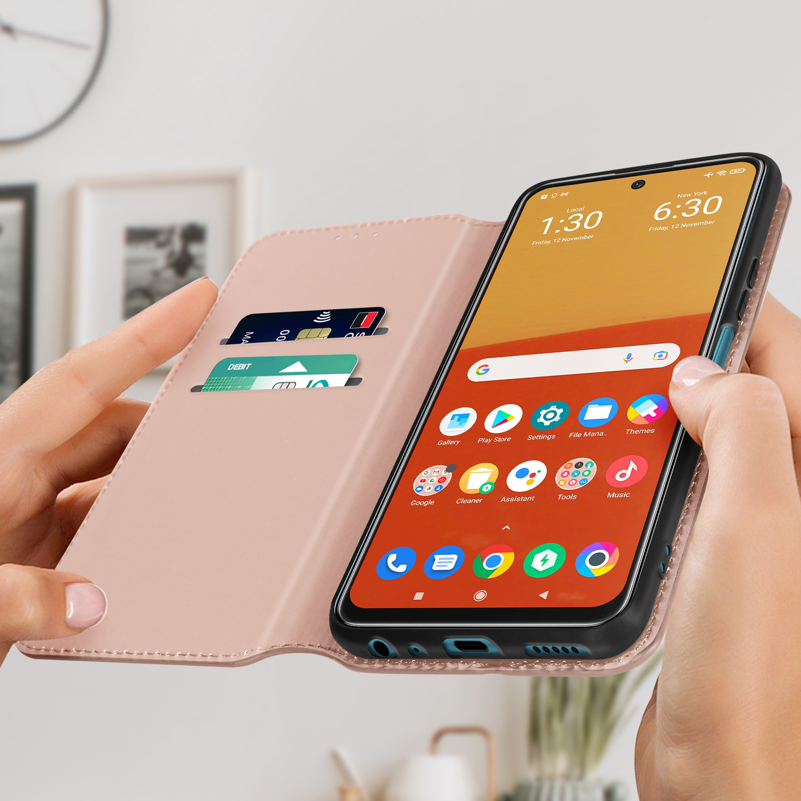 Custodia per telefono aperta con telefono all'interno, mostra schermata iniziale. Carte nello slot.