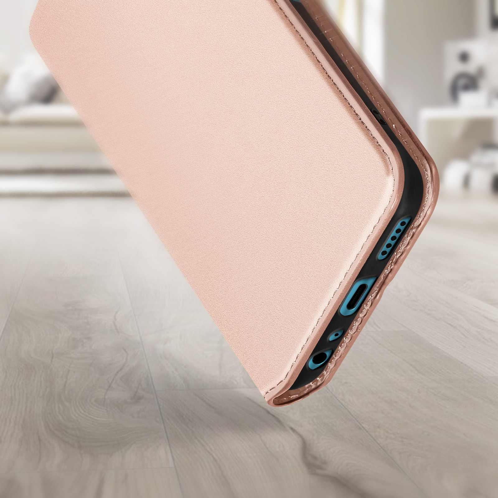 Primo piano di una custodia del telefono, che mostra il bordo con le porte, su legno.