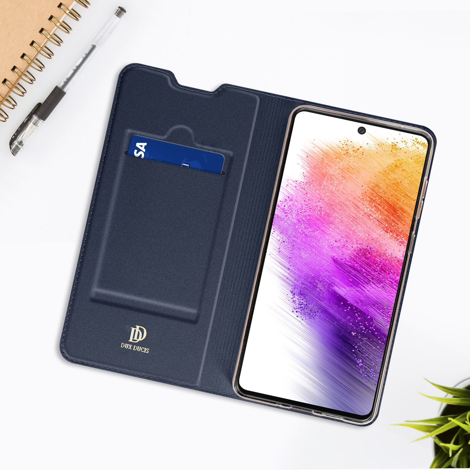 Custodia per telefono blu navy con fessura per carte, telefono con display colorato, su una superficie bianca.