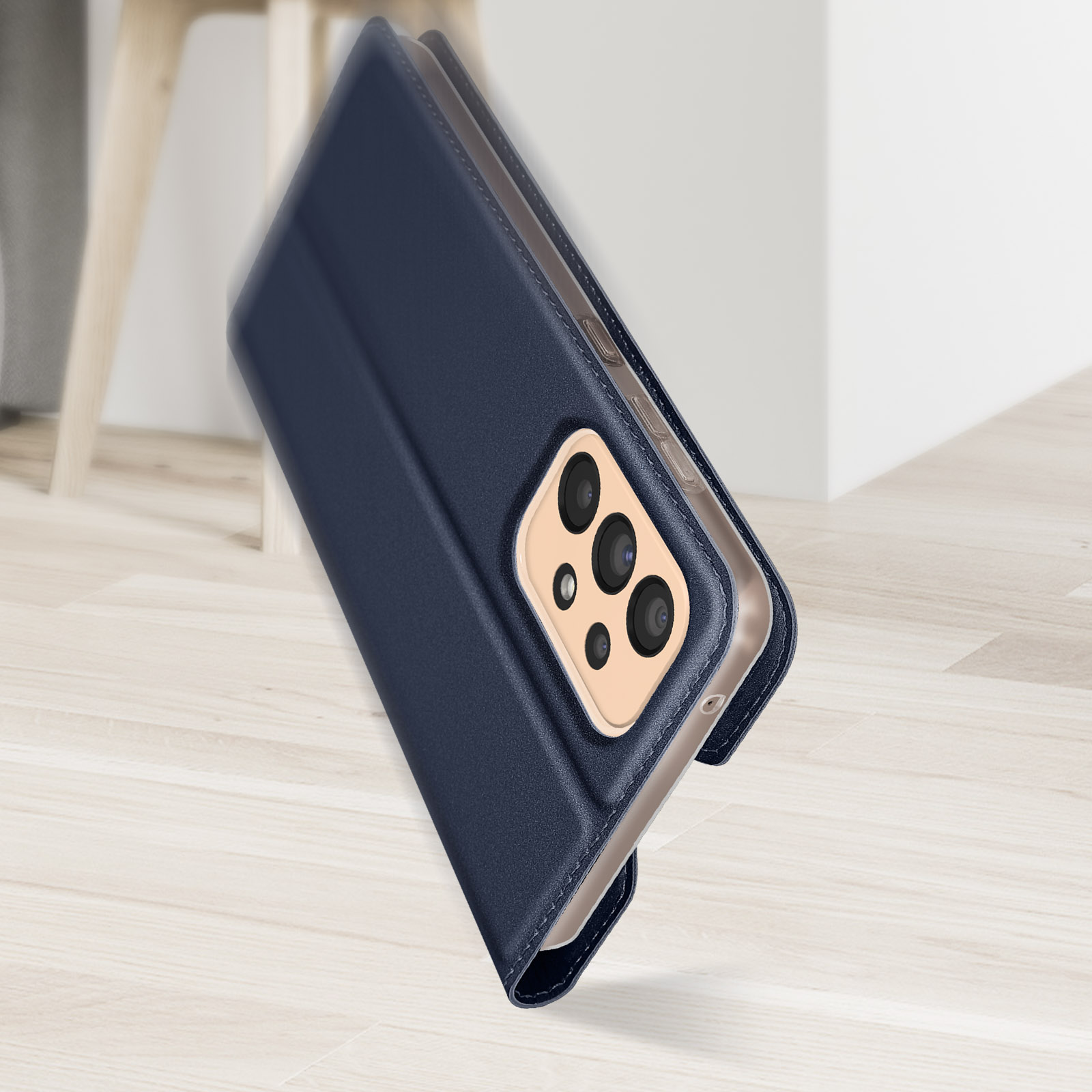 Custodia per telefono blu navy aperta, che mostra la fotocamera e il retro del telefono. Appoggiata su una superficie di legno.