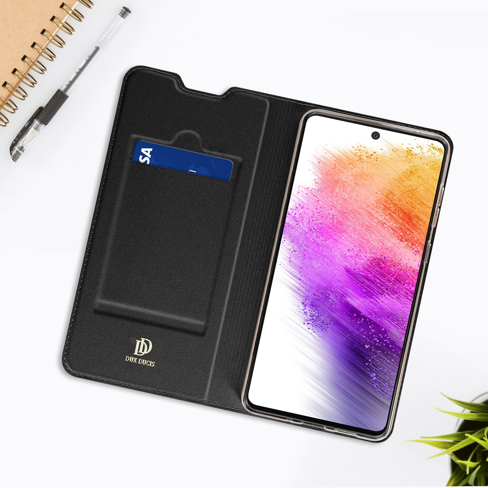 Custodia per telefono in pelle nera aperta con carta di credito in tasca e telefono con schermo colorato.