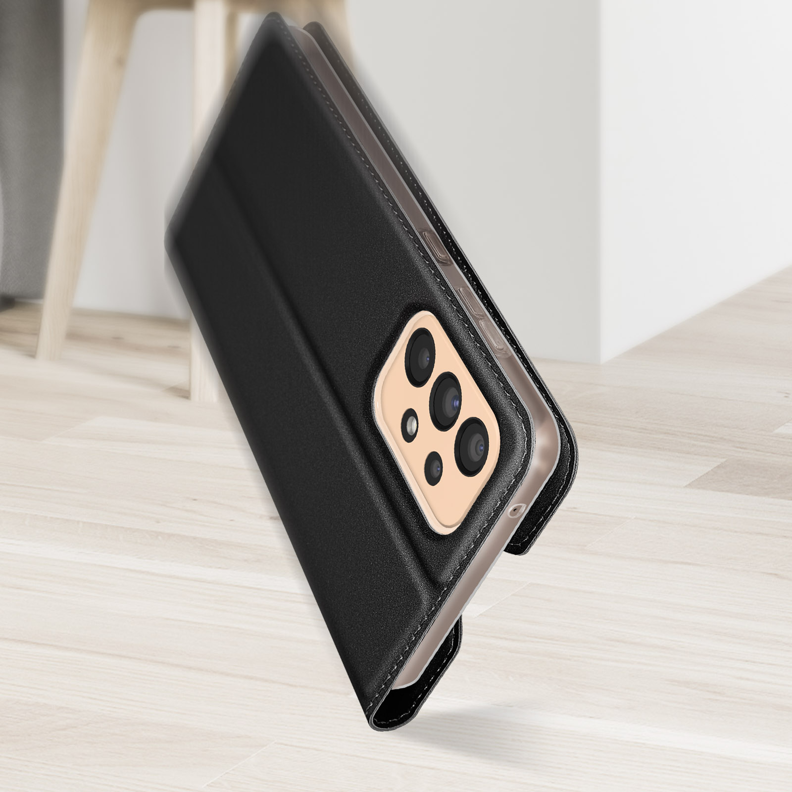 Custodia per telefono nera aperta, mostra il retro di un telefono con tre fotocamere. Su superficie di legno.
