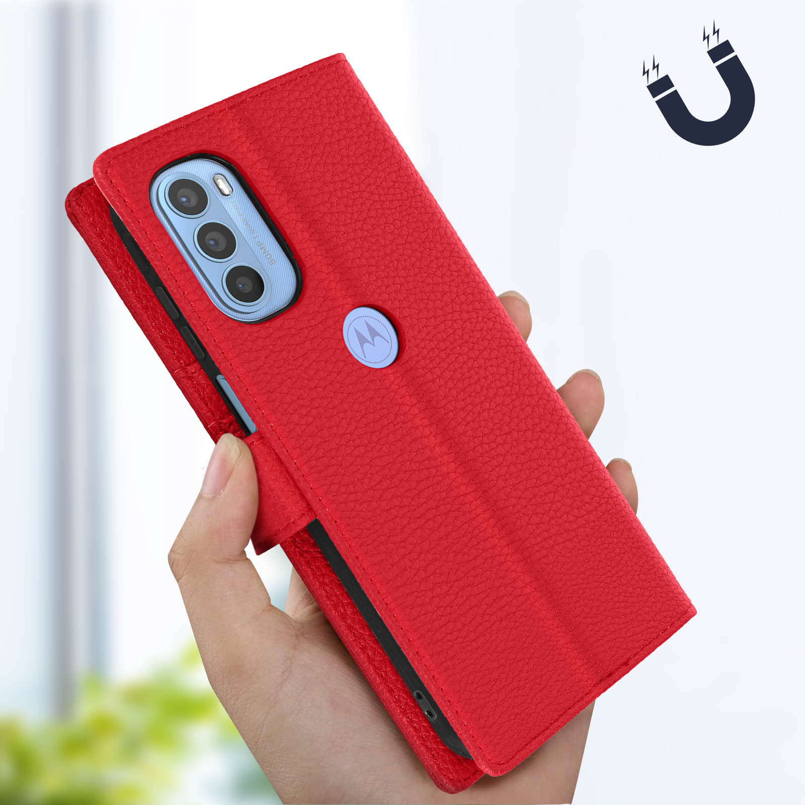 Mano che tiene una custodia rossa aperta con un telefono dentro. Un'icona magnete è in alto a destra.