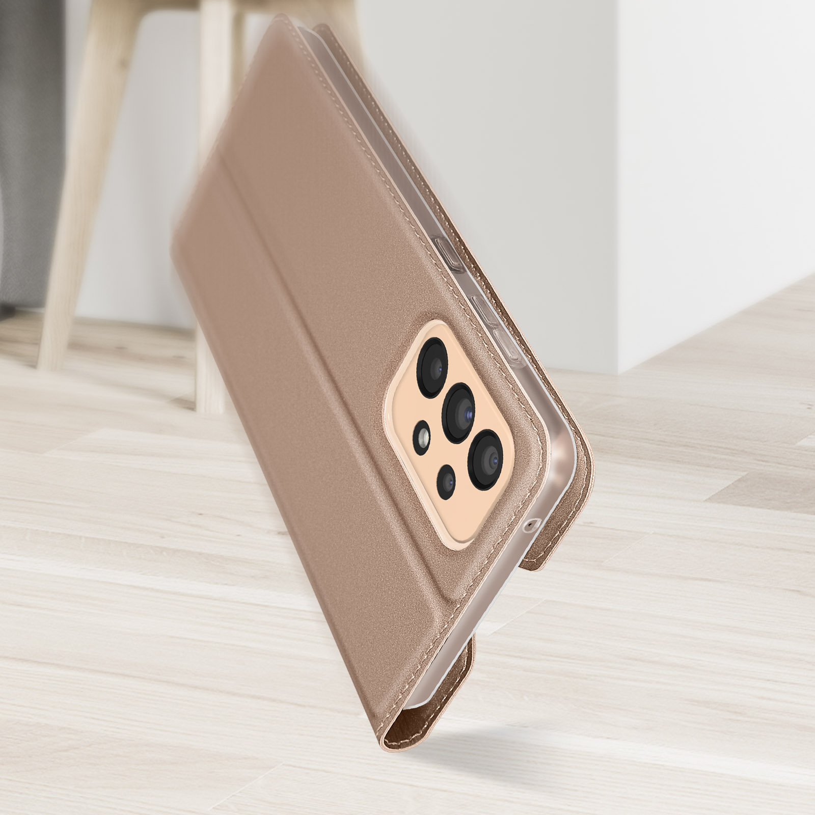 Una custodia per telefono color oro, aperta e in piedi. La custodia è su una superficie simile al legno.