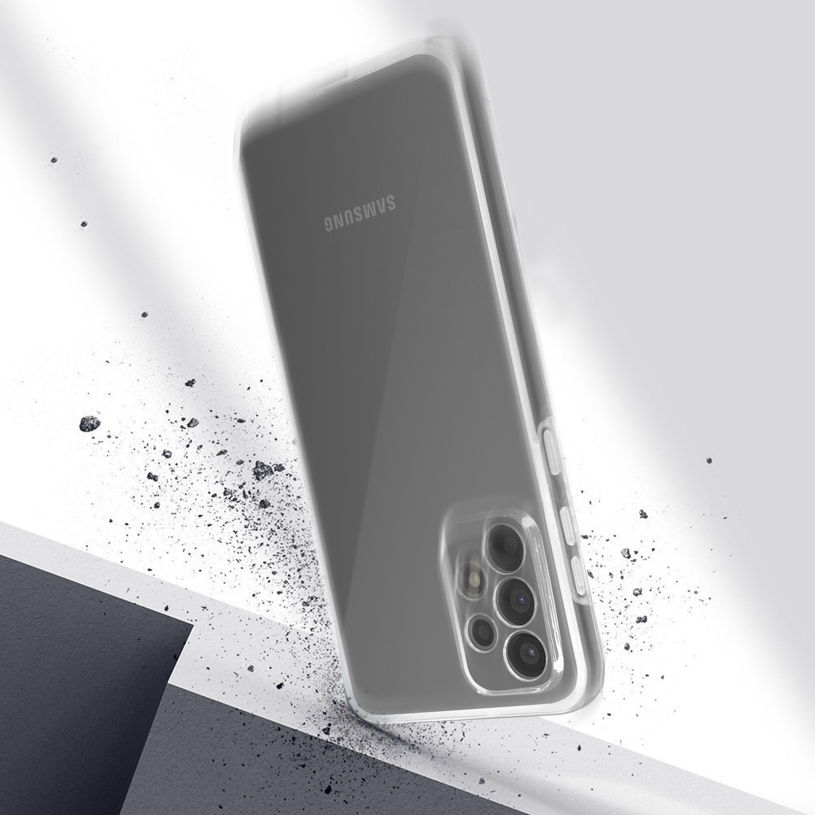 Un telefono Samsung in una custodia trasparente, angolato, con sfondo grigio e detriti.