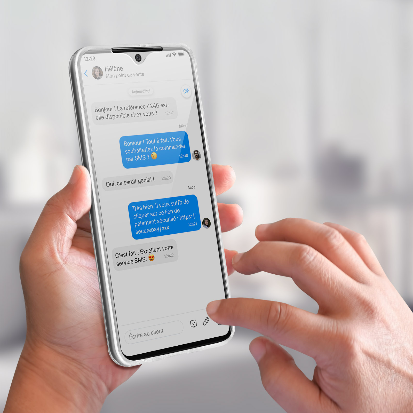 Smartphone con schermata di chat. Mani che tengono il telefono. Sfondo sfocato.