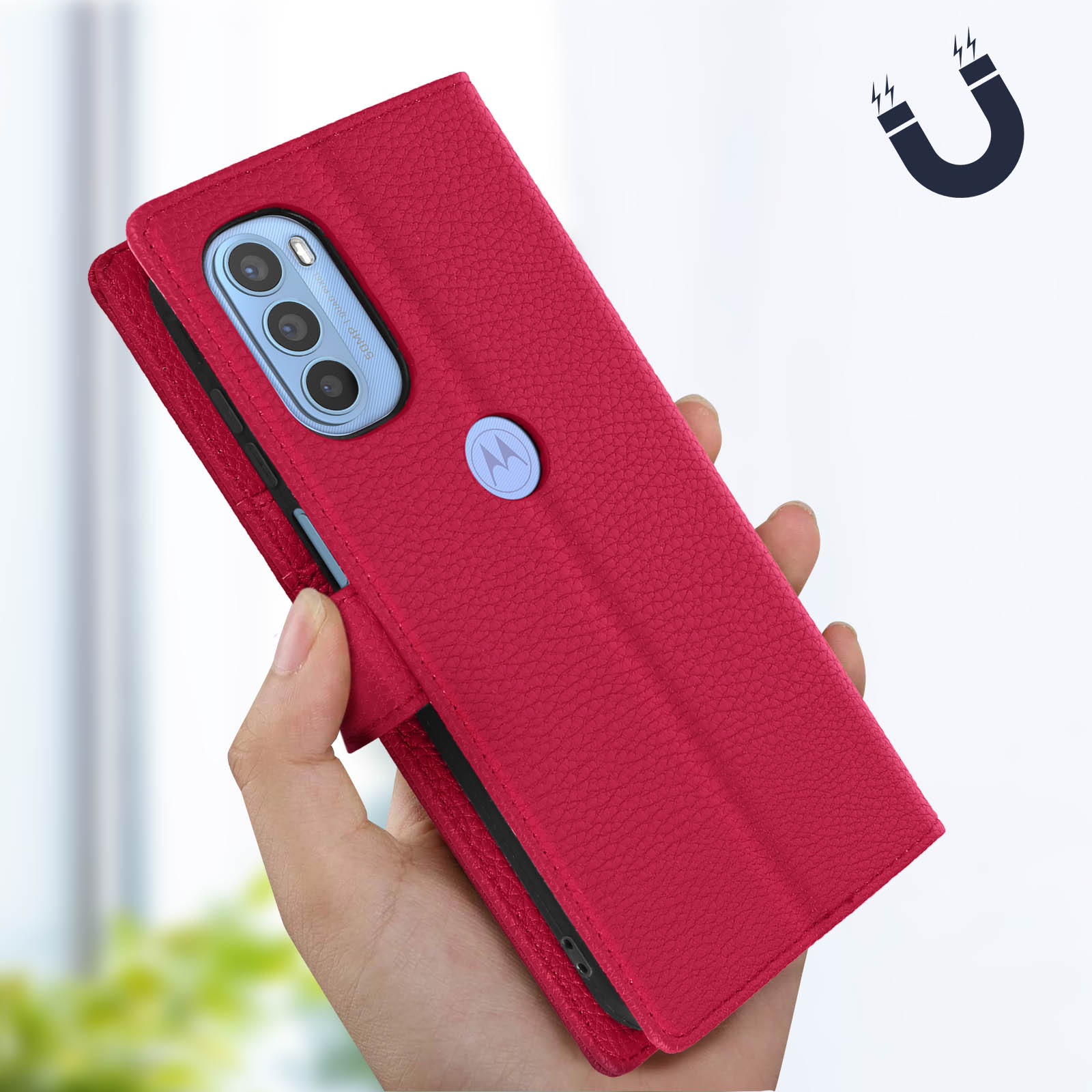 Hand hält rote Handyhülle. Eine offene Hülle zeigt ein Telefon. Ein Magnetsymbol ist im Hintergrund.