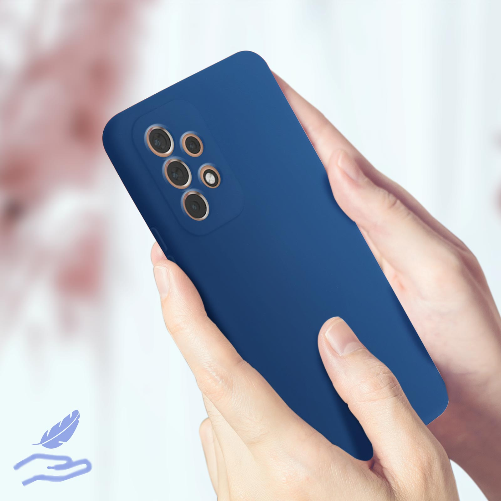 Mains tenant un étui de téléphone bleu. L'étui a une découpe pour l'appareil photo. Une icône de plume est affichée.