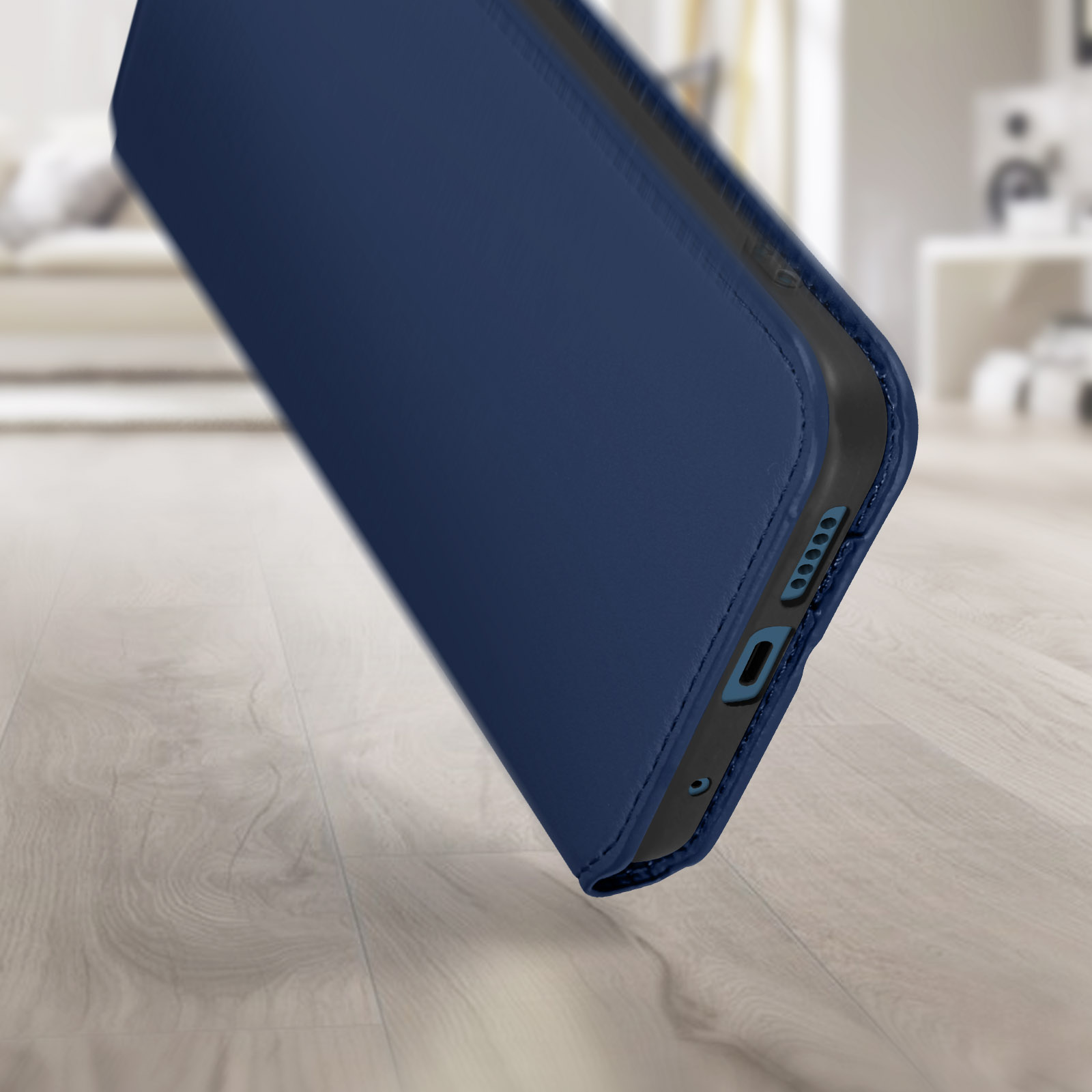Coque de téléphone bleue sur bois. La coque est inclinée, montrant boutons et profil latéral.