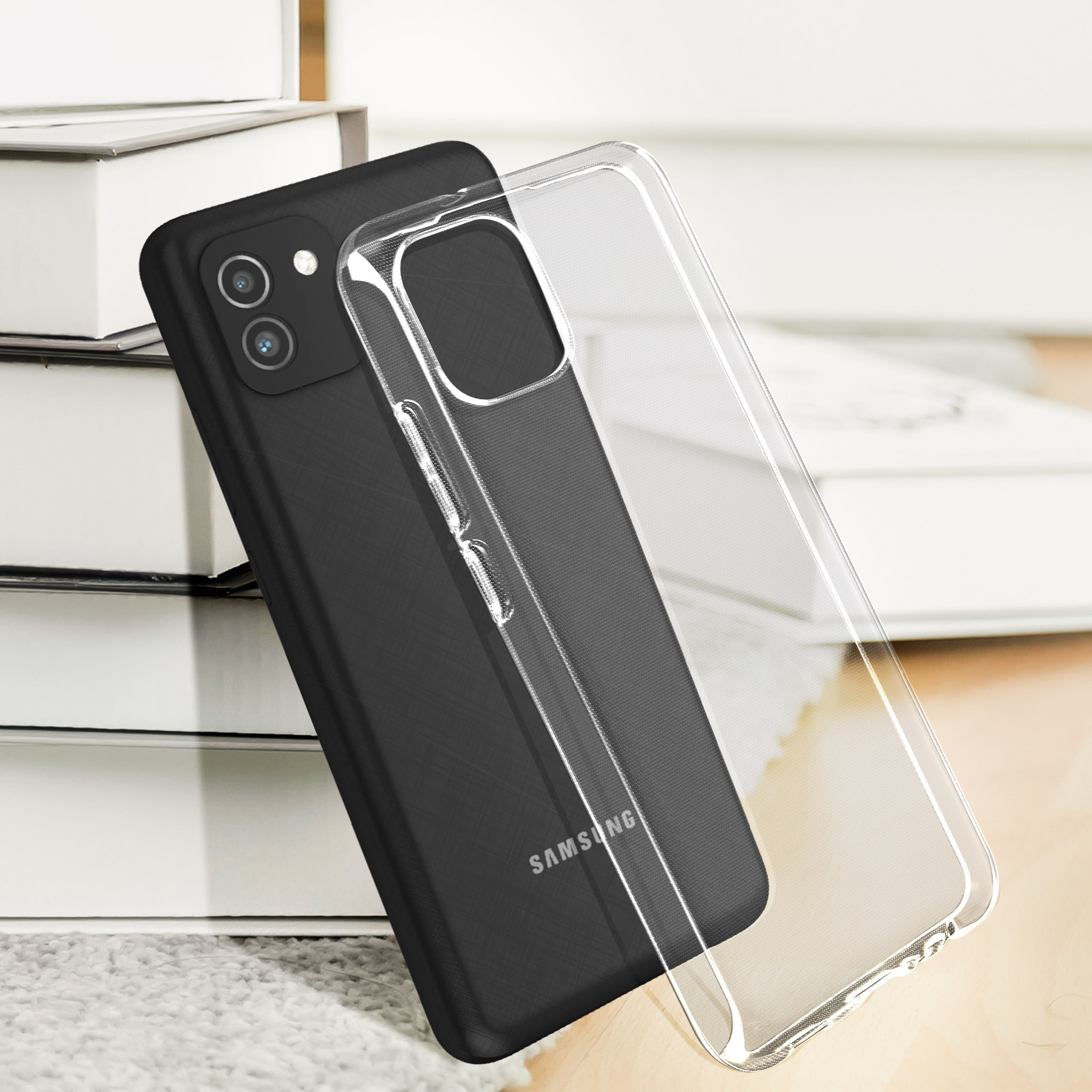 Telefono nero con custodia trasparente. Libri sullo sfondo.