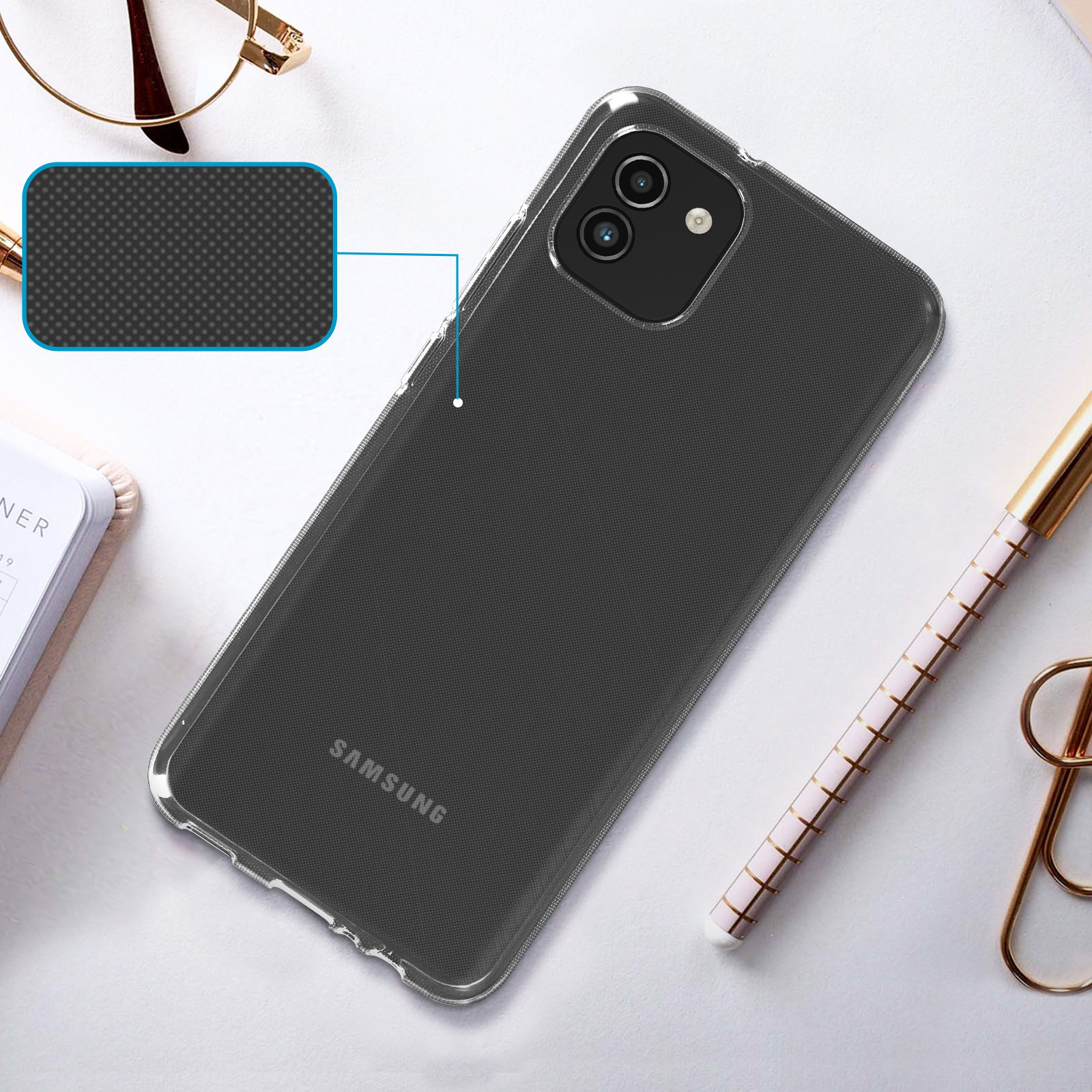 Custodia trasparente per telefono Samsung. La custodia è su una scrivania. Sono visibili una penna e un blocco note.